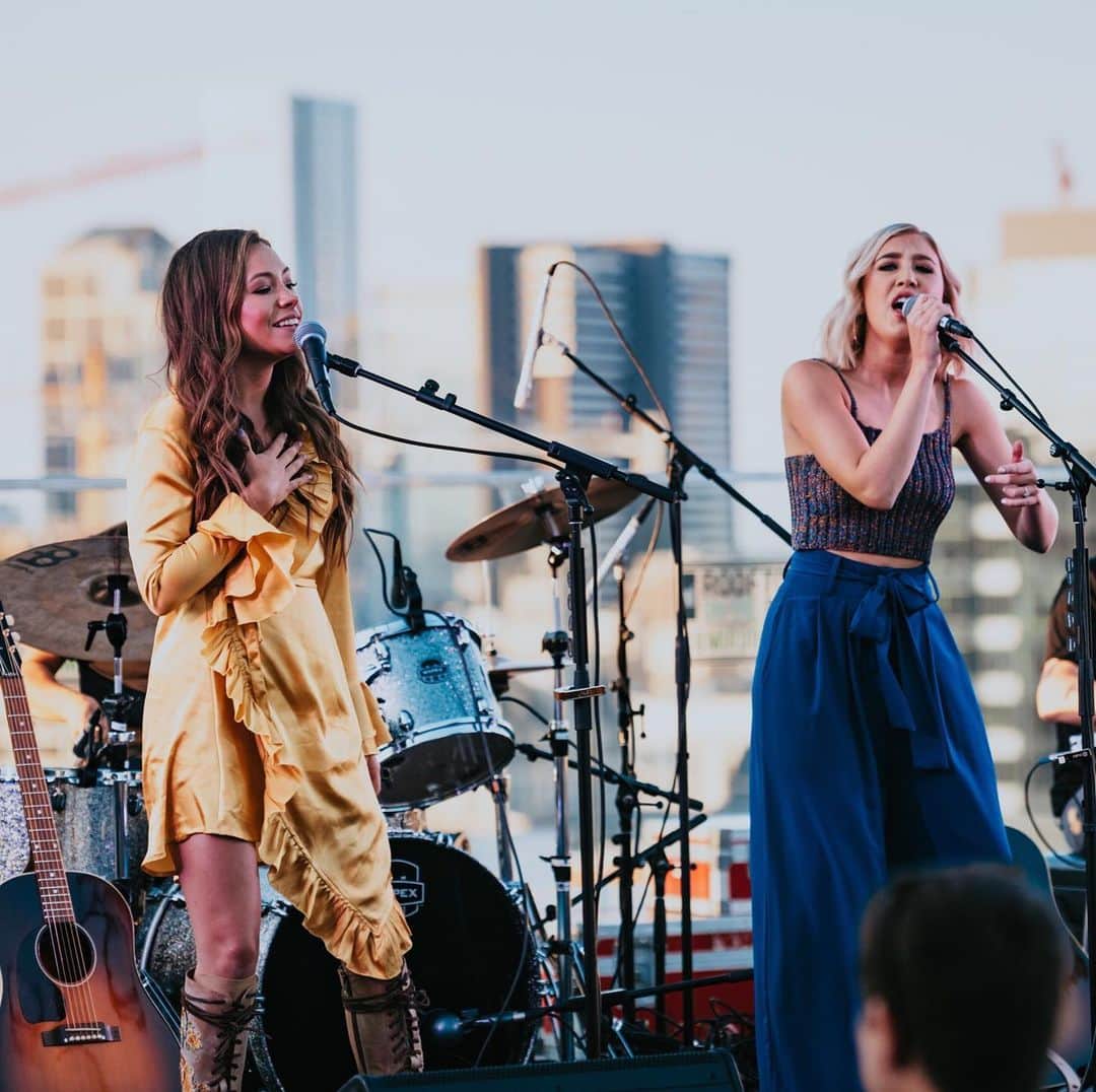Broadcast Music, Inc.さんのインスタグラム写真 - (Broadcast Music, Inc.Instagram)「Soaked up a perfect Nashville night with @maddieandtae and @troycartwright on the #BMIRooftop last night ✨ a cool, summer night + great food/drinks + incredible music – it doesn’t get much better!」7月25日 3時45分 - bmi