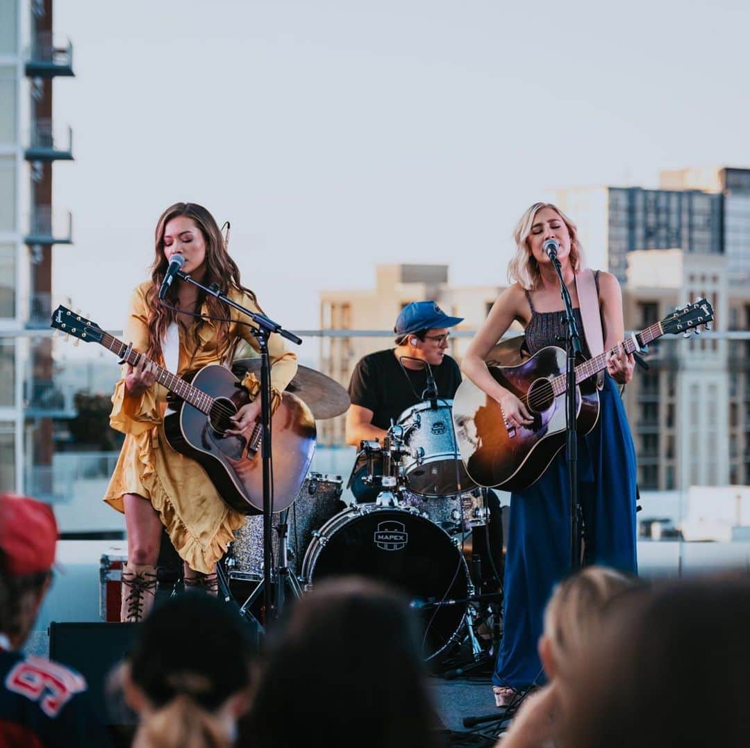 Broadcast Music, Inc.さんのインスタグラム写真 - (Broadcast Music, Inc.Instagram)「Soaked up a perfect Nashville night with @maddieandtae and @troycartwright on the #BMIRooftop last night ✨ a cool, summer night + great food/drinks + incredible music – it doesn’t get much better!」7月25日 3時45分 - bmi