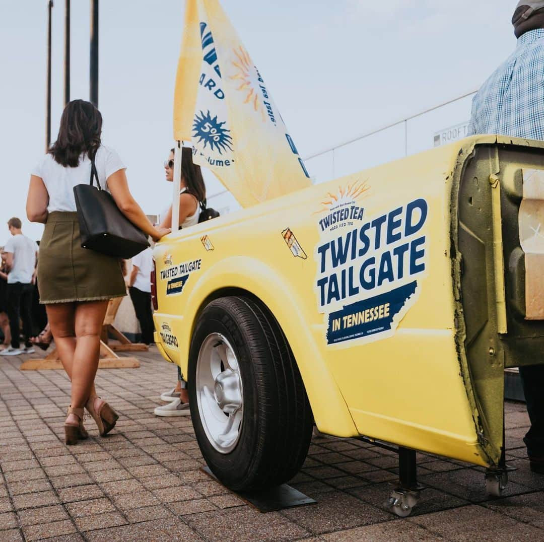 Broadcast Music, Inc.さんのインスタグラム写真 - (Broadcast Music, Inc.Instagram)「Soaked up a perfect Nashville night with @maddieandtae and @troycartwright on the #BMIRooftop last night ✨ a cool, summer night + great food/drinks + incredible music – it doesn’t get much better!」7月25日 3時45分 - bmi