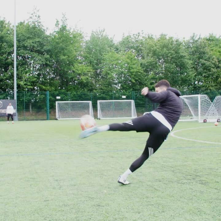 F2Freestylersのインスタグラム：「🗣 Alexa, show me the cleanest volley pass on the gram today 🔮💸💥」