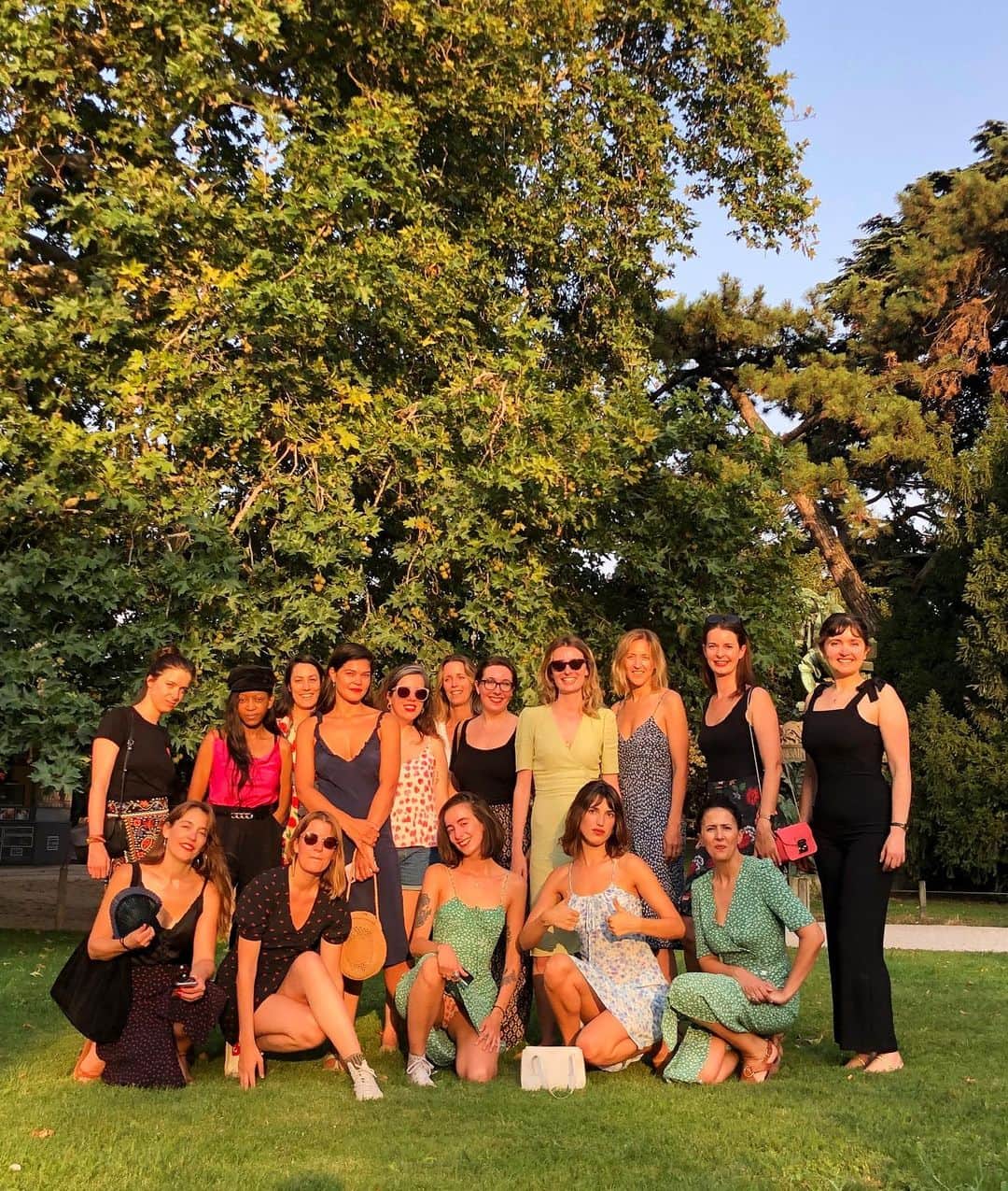 Jeanneのインスタグラム：「Part of the #teamrouje reunited to celebrate summer and face the Parisian heatwave 🔥🔥🔥 (Cherchez l’intrus 🍊)」