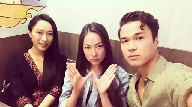 鈴木みほさんのインスタグラム写真 - (鈴木みほInstagram)「Kai was visiting Toronto and the 3 of the Warigami-ese gathered together for sushi🍣🍣🍣 They reminds me of a line from a monk from my favorite samurai manga [Vagabond] "All truly strong people are kind." Our show [Warigami] is streaming on CBC gem in Canada!  俳優のカイがバンクーバーから来ていて、女優エミリーと３人でシースー🍣🍣🍣 去年の10月に撮影を一緒に戦いぬいた、輝いてて眩しい人たち。そして強く優しい。 大好きな漫画「バガボンド」の沢庵のセリフを思い出す😌 「強い人は皆優しい」 でさらに、みんなめっちゃおちゃめw .  #warigami @cbcgem #cbcgem #cbc #thecw #emily #kai #nikkei #nikkeiart #mihosuzuki #sushi #japaneseactress #japaneseworrior #paperpower #vagabond #sadakoteramoto #sadako #海外の寿司 #ワリガミ #共演者 #カナダ生活 #バガボンド #沢庵」7月25日 3時47分 - mihyonvision