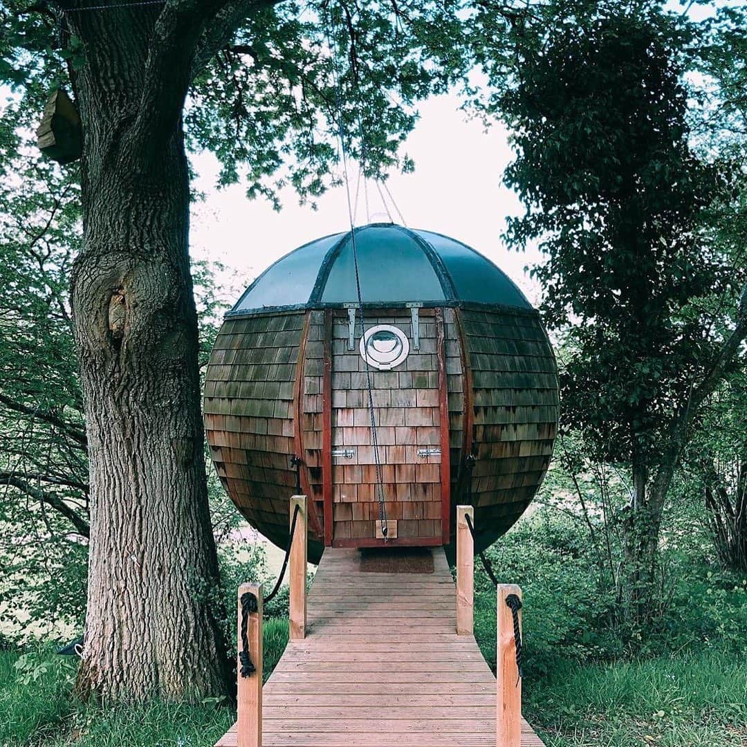 Airbnbさんのインスタグラム写真 - (AirbnbInstagram)「Floating above the countryside, Ben’s planet-shaped retreat feels like your own little world. When you’re ready to expand your orbit, head to the Golden Fox for creative pub grub. If you're not too full up afterwards, go fossil-hunting among the arches and pinnacles of the Jurassic Coast.  Photo: @hannahking90」7月25日 3時52分 - airbnb