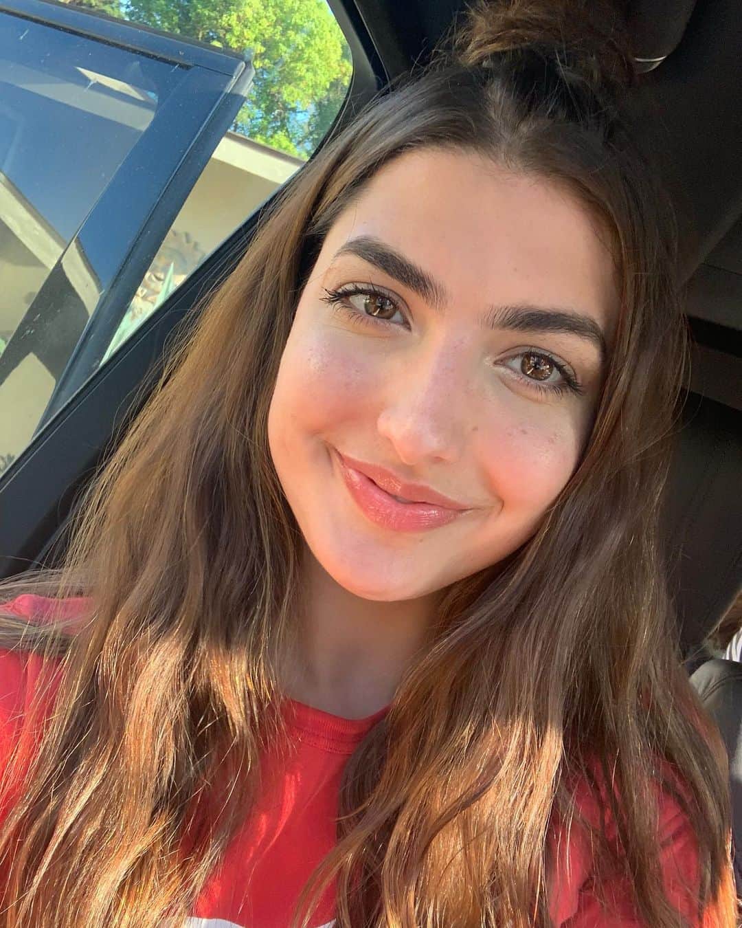 レイチェル・レビンのインスタグラム：「It appears we have gotten to the point of summer where I have developed freckles- how adorable of me」