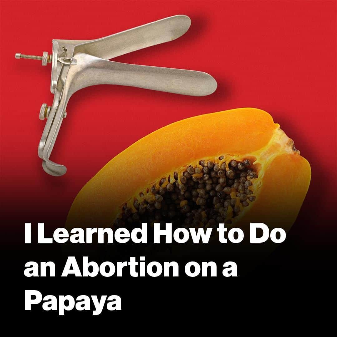 VICEさんのインスタグラム写真 - (VICEInstagram)「Papaya workshops have become a popular way to demystify and destigmatize abortion. Zoey Thill, a New York City-based abortion provider, said she wanted to educate people about what an abortion procedure entails—information she believes shouldn’t belong only to doctors—to help combat fear and misinformation. We attended a papaya workshop and learned how to perform an abortion on the fruit. Link in bio to read. Illustration by @liakantrowitz」7月25日 4時01分 - vice