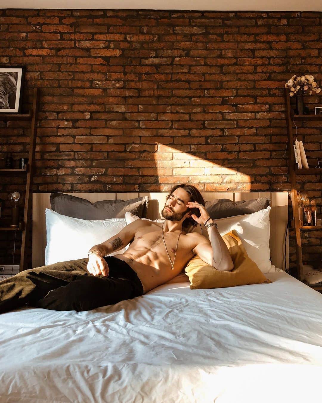 NICOLAS SIMOESのインスタグラム：「Today’s plan : sunbathing with AC 🔥」
