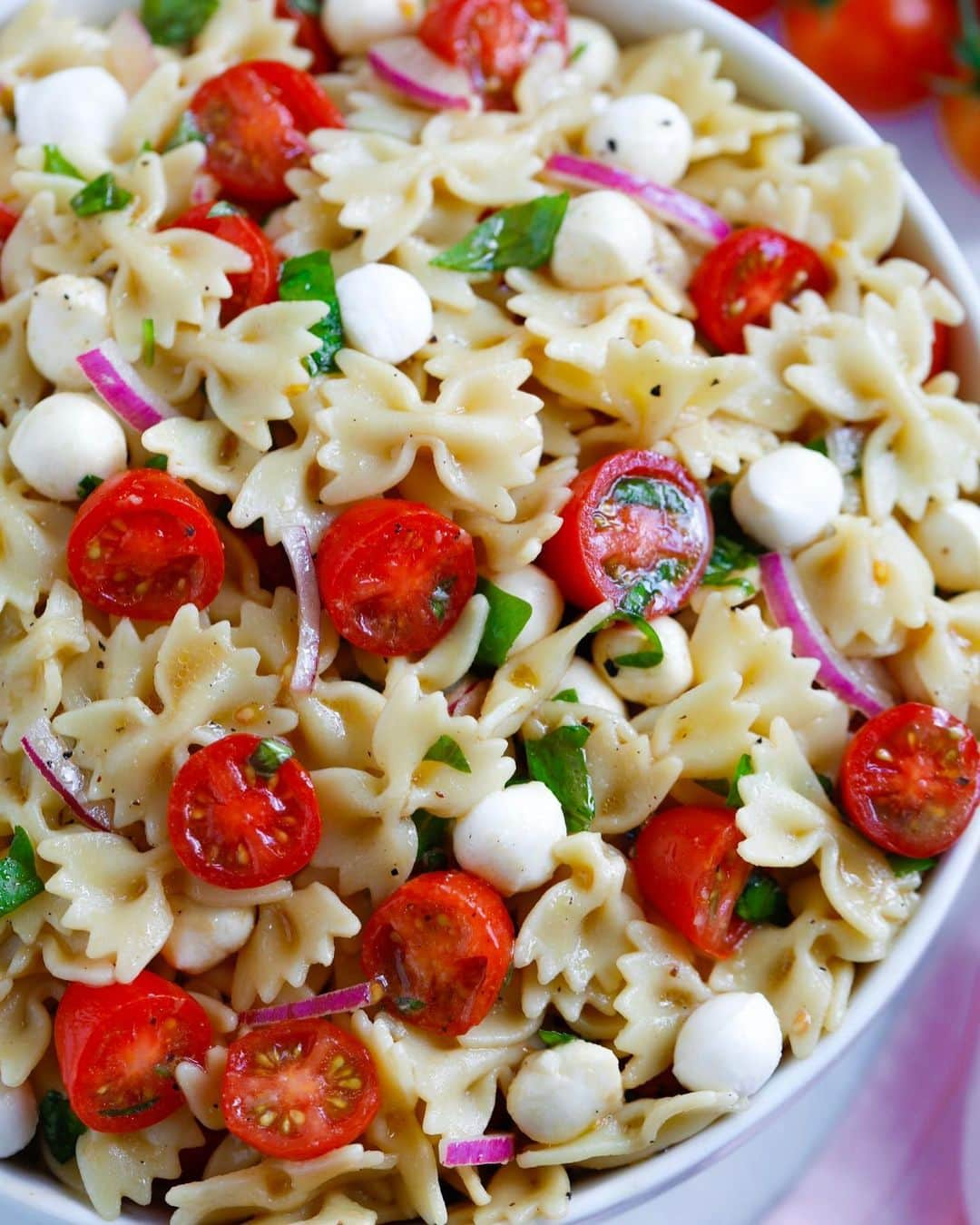 Easy Recipesさんのインスタグラム写真 - (Easy RecipesInstagram)「This delicious Caprese Pasta Salad is a perfect dish for any occasion! It’s great for a quick lunch or dinner idea, serves well as a side dish during BBQs and even perfect for lunchboxes for both kids and adults. Grab the full recipe link from my bio.  https://www.cookinwithmima.com/caprese-pasta-salad/」7月25日 4時06分 - cookinwithmima