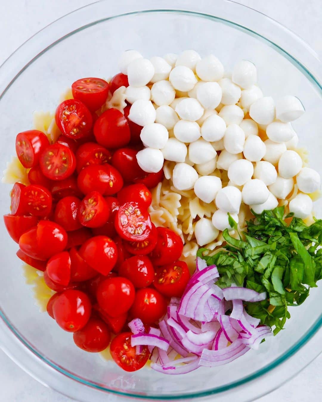 Easy Recipesさんのインスタグラム写真 - (Easy RecipesInstagram)「This delicious Caprese Pasta Salad is a perfect dish for any occasion! It’s great for a quick lunch or dinner idea, serves well as a side dish during BBQs and even perfect for lunchboxes for both kids and adults. Grab the full recipe link from my bio.  https://www.cookinwithmima.com/caprese-pasta-salad/」7月25日 4時06分 - cookinwithmima