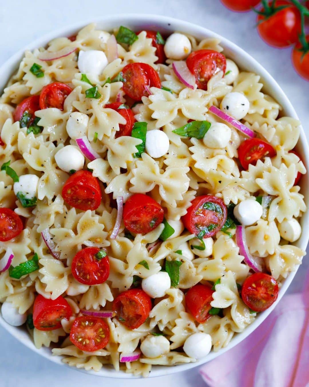 Easy Recipesさんのインスタグラム写真 - (Easy RecipesInstagram)「This delicious Caprese Pasta Salad is a perfect dish for any occasion! It’s great for a quick lunch or dinner idea, serves well as a side dish during BBQs and even perfect for lunchboxes for both kids and adults. Grab the full recipe link from my bio.  https://www.cookinwithmima.com/caprese-pasta-salad/」7月25日 4時06分 - cookinwithmima