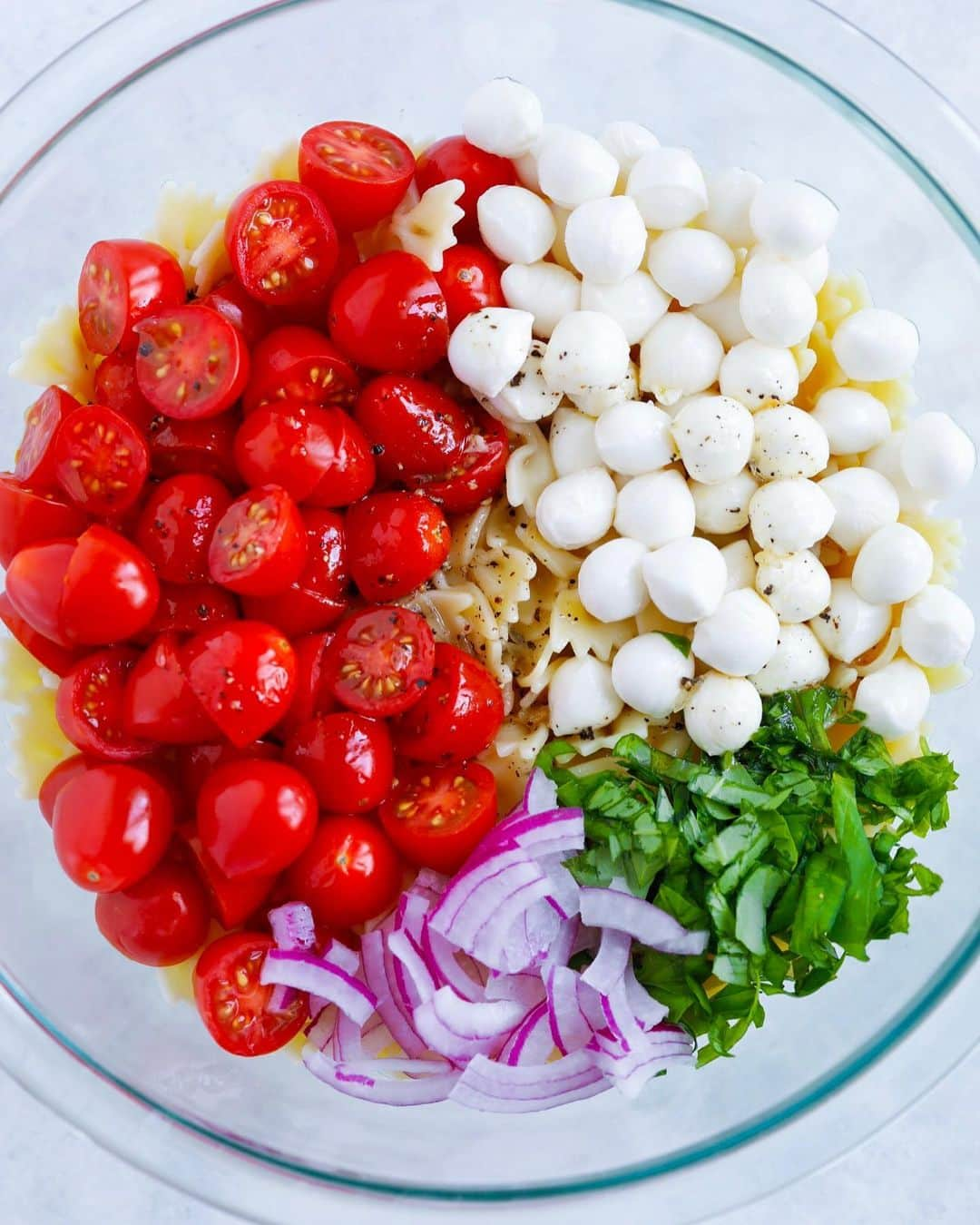 Easy Recipesさんのインスタグラム写真 - (Easy RecipesInstagram)「This delicious Caprese Pasta Salad is a perfect dish for any occasion! It’s great for a quick lunch or dinner idea, serves well as a side dish during BBQs and even perfect for lunchboxes for both kids and adults. Grab the full recipe link from my bio.  https://www.cookinwithmima.com/caprese-pasta-salad/」7月25日 4時06分 - cookinwithmima