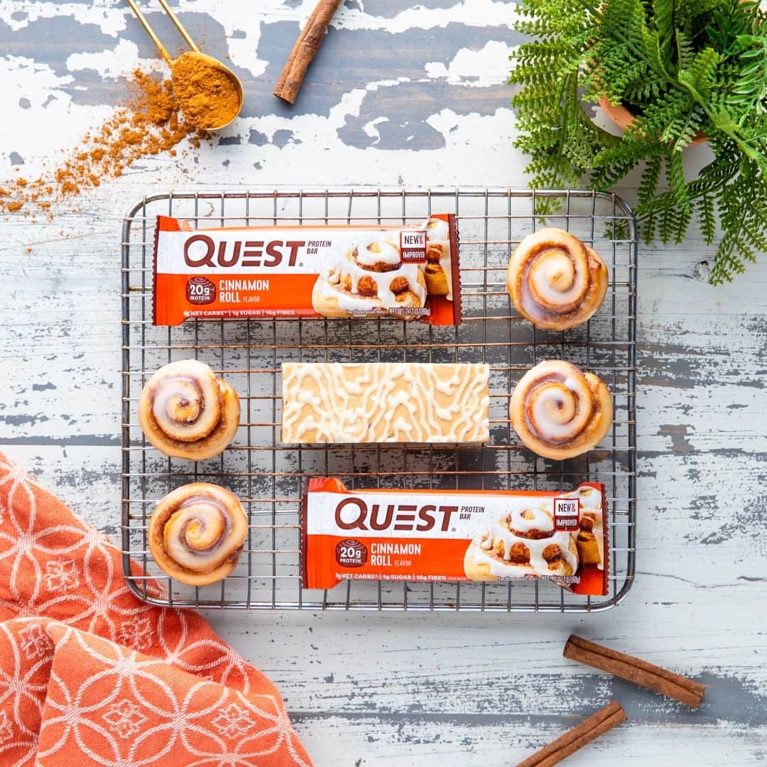 のインスタグラム：「Say hello to the NEW & IMPROVED Cinnamon Roll Quest Bar! AVAILABLE NOW at QuestNutrition.com. 😱 Now with chunk inclusions, more cinnamon roll flavor, and a drizzled topping that asks, “what are you waiting for!?” 😋  Our fresh batch of Cinnamon Roll bars have 20g protein, 4g net carbs, 1g sugar, & 15g fiber. #OnaQuest」