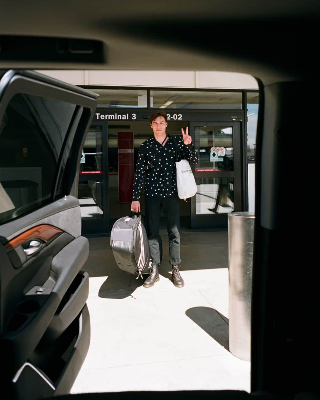 Uberさんのインスタグラム写真 - (UberInstagram)「All surfer and photographer Adam Bartoshesky, known to most as @captainbarto, wants to do after a long flight is keep moving. So, he joined #UberRewards. Now, with priority pickups, he gets the first available ride at most airports.⁣ ⁣ “As a Platinum Tier member, features like priority pickups at most airports mean less time waiting after a long surf trip and more time hanging with my homies.”⁣ ⁣ 📷: Uber Partner @captainbarto」7月25日 4時12分 - uber