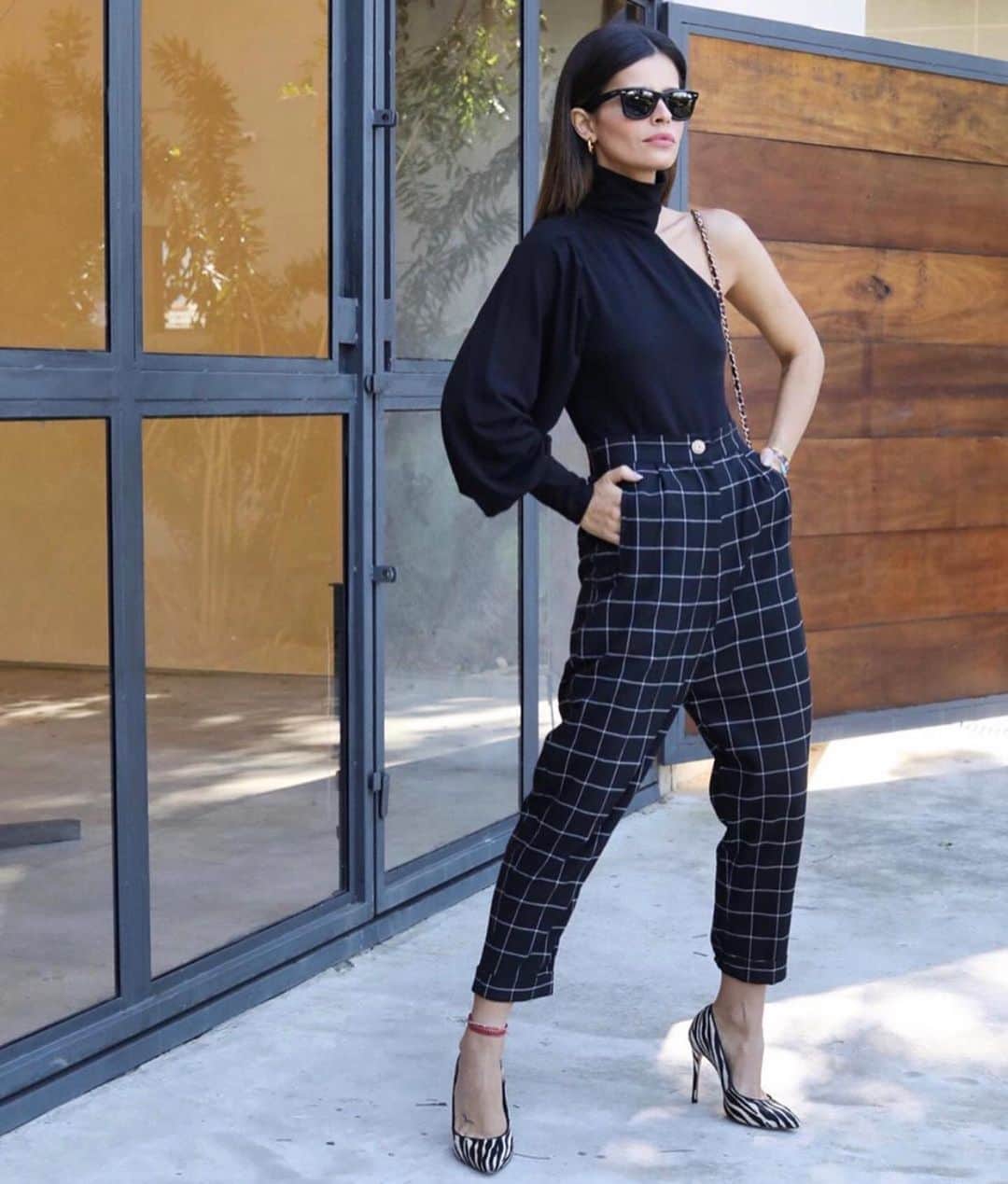 Schutzのインスタグラム：「STAY COOL. 🖤」
