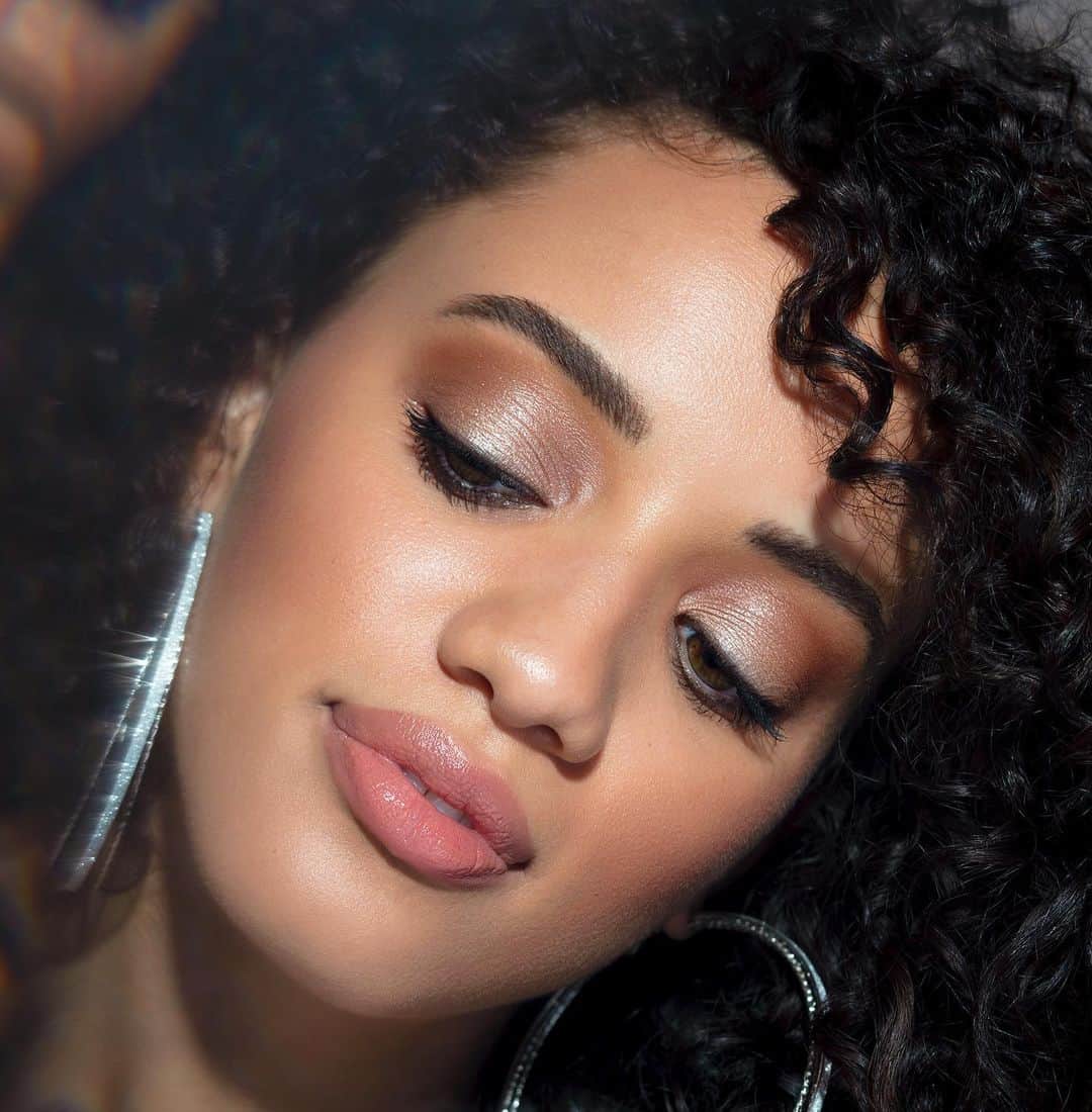 LORACさんのインスタグラム写真 - (LORACInstagram)「Crystallized in DIAMOND DUST ✨💎 @sky.hannah in our NEW LUX Diamond Palette with makeup by @tiffyk1125 using shades GRAND, ELEGANCE, RADIANT & DIAMONDS which are infused with 100% certified authentic diamonds that are milled into a fine, cosmetic-grade dust for superior brilliance. Available exclusively on ULTA.com! 💎 love this look? Check out our full tutorial on our YouTube channel! Photo @jordanliberty Hair @jessiestellarhair Styling @ervinatopalli #LORAC #LORACLUXDiamond #LORACCosmetics」7月25日 4時16分 - loraccosmetics