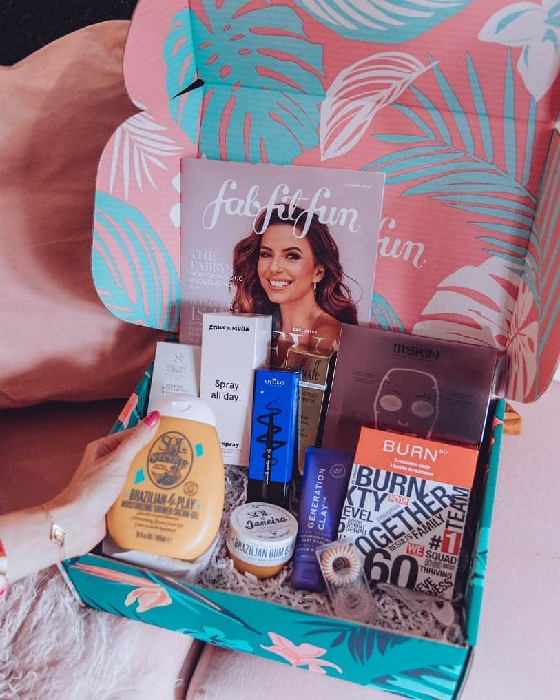 Ashley Jamesさんのインスタグラム写真 - (Ashley JamesInstagram)「AD: I'm very excited to be a #fabfitfunpartner so I can let you know that @fabfitfun has officially launched in the UK 🇬🇧❤ This is their Summer Box, and there's so many incredible products inside, my particular favourite being the Eyeko liner. It's valued at over £150 and you can get it for under £50, plus you can use the code "ALJ10” to get 20% off your first box at fabfitfun.com! 🥰  Disclaimer: there is a shipping charge, and prices will be charged in USD and are subject to foreign exchange rates and transaction fees applied by their payment provider.」7月25日 4時21分 - ashleylouisejames