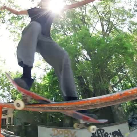 スラッシャーのインスタグラム：「‼️ @vansskate 💪🏼’Arms Wide Open’💪🏼 Playing now at ThrasherMagazine.com」