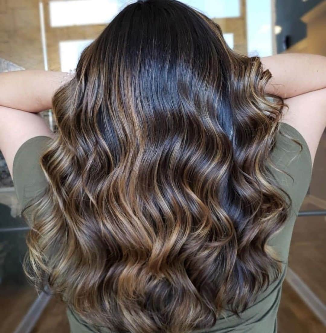 CosmoProf Beautyさんのインスタグラム写真 - (CosmoProf BeautyInstagram)「Caramel Coffee is the PERFECT Midweek Pick-Me-Up☕⁣ ⁣ "My new guest is Ecuadorian and had the most beautiful natural level 2/3 and has not colored it in 6 years!"⁣ Balayage - @joico Freeplay 40 vol and mixed a little Blonde Life in for the extra lift.⁣ Colormelt - Lumishine 3N ⁣ Glaze - Lumishine 8NW⁣ Hair by @hairbynathi⁣ ⁣ Find Joico color & care products EXCLUSIVELY at #cosmoprofbeauty for #licensedtocreate artists⁣ ⁣ #repost #dimensionalbrunette #brunettebalayage #balayagespecialist #lumishine #joicocolor #colormelting #blendedbalayage」7月25日 4時30分 - cosmoprofbeauty