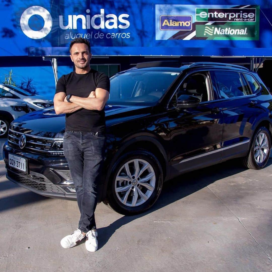 アレッサンドロ・ローザ・ヴィエイラのインスタグラム：「Férias começando por aqui! Nem peguei a estrada ainda e já tenho dicas boas pra dividir com vocês. A primeira é alugar o carro na @unidas! O que não falta é opção boa! Tem carro pra família, carro esportivo, compacto... Olha o carrão que eu aluguei! Revisão em dia, pneus novos, abastecido... Prontinho pra pegar a estrada e aproveitar! Quer pegar a estrada com o melhor carro e toda segurança? Vai na @unidas! #VamosJuntos」