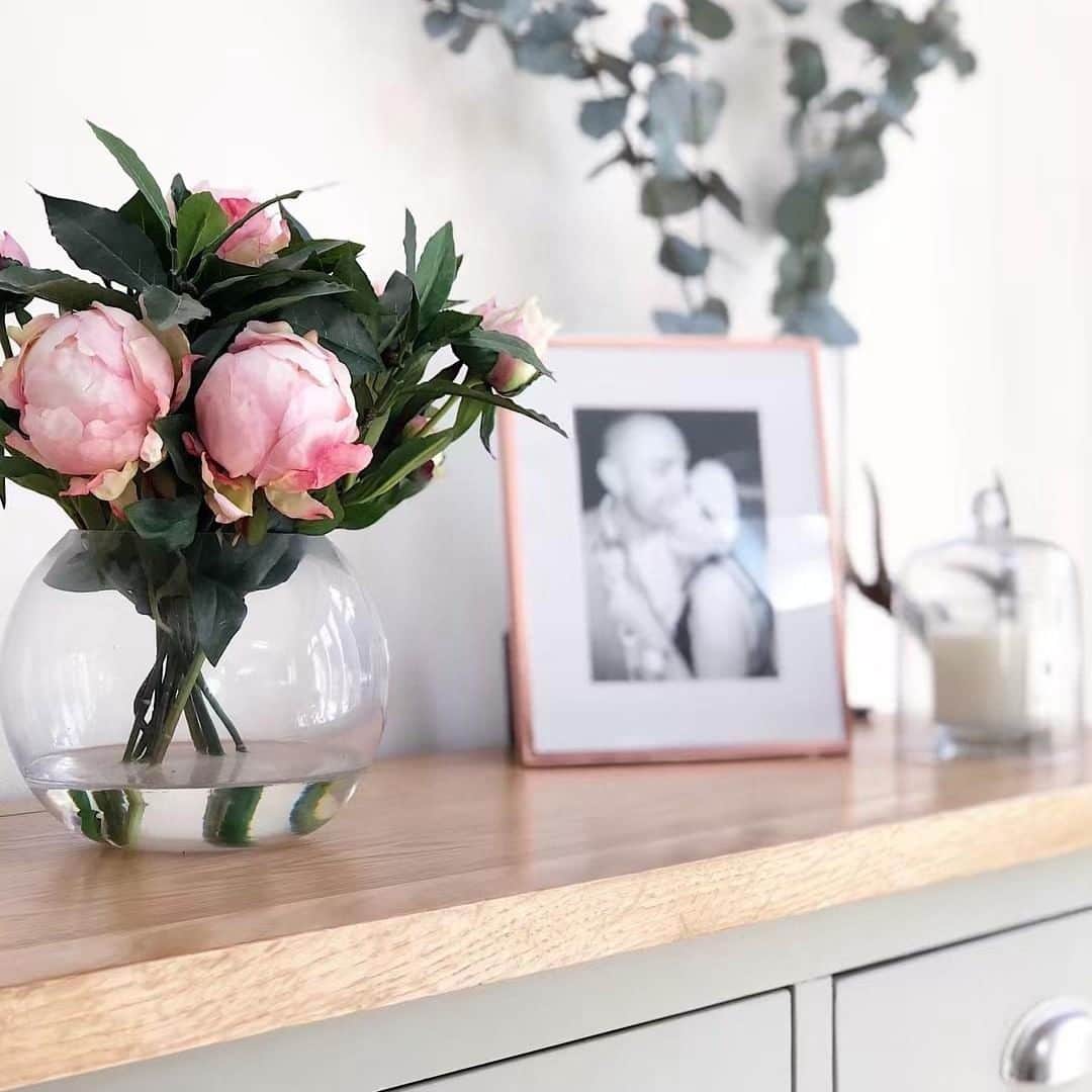 ローラアシュレイのインスタグラム：「Peonies please! 🌸 Give every corner a touch of nature with our unbelievably realistic faux flower range. 📷 by @stripesandsage」