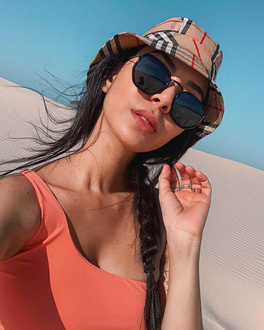 Gabriela Salesのインスタグラム：「Praticamente uma cidadã cearense kkkk Amo demais!!! Hoje é dia de dar start nas nossas férias, nesse lugar que faz parte de mim. Com meu óculos @lbashop que, aliás, tá dando frete grátis + um óculos de mimo pra todo mundo que comprar com o cupom: FRETEMIMO」
