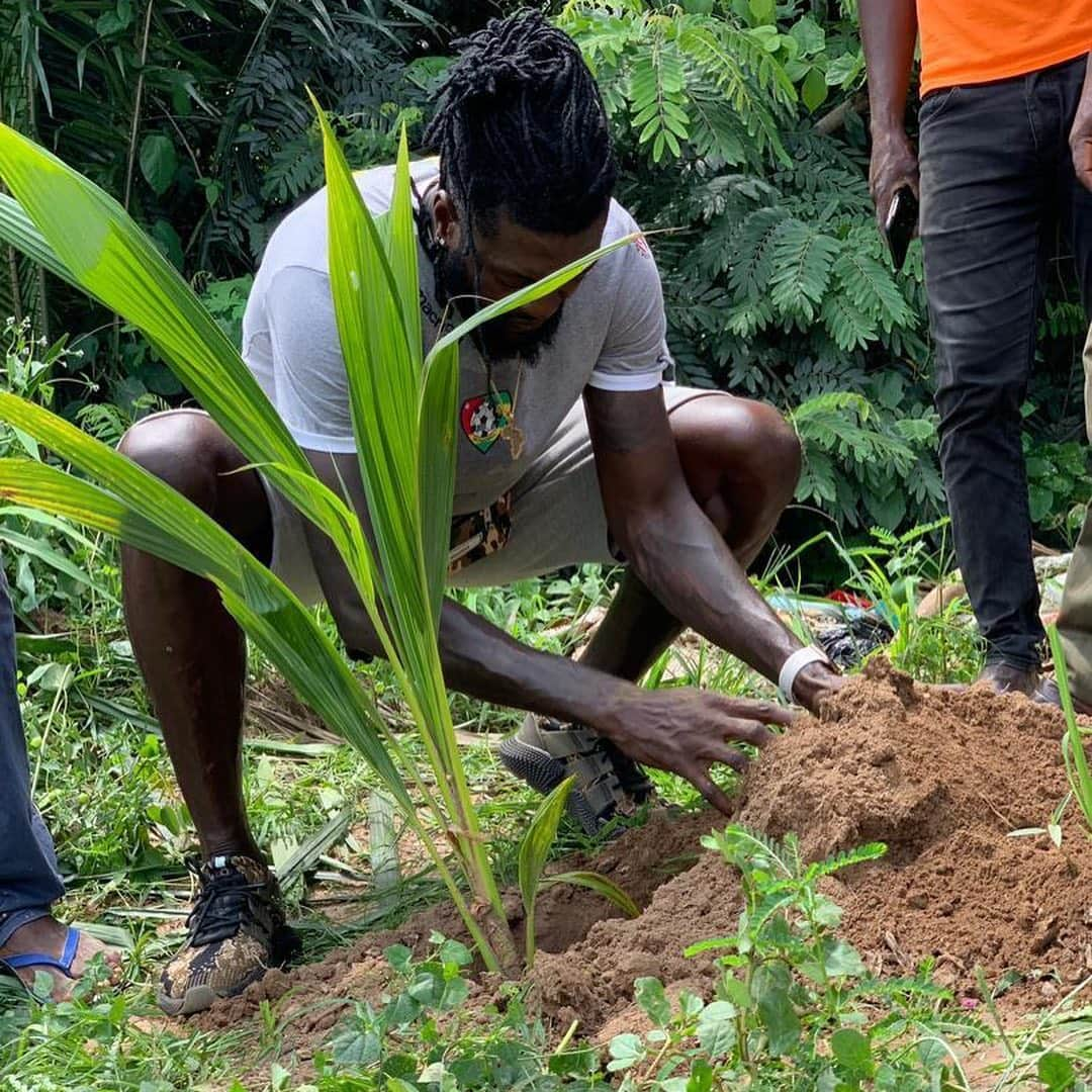 エマニュエル・アデバヨールさんのインスタグラム写真 - (エマニュエル・アデバヨールInstagram)「SEA, as I plant this tree today, I plant the seeds of hope and seeds of peace. It will remain for multiple generations. What seeds are you planting ?🌴🌳🌲🎍🌿🎋🙏🏾😍💪🏾💯♥️#GodFirst #KeepMoving #WinningMood #LoveMyLife #Lifestyle #LoveMyJob #LiveLife #FunTime #MarechalSEA #teamSEA #NoTimeToCheckTime #BabyWeeeeh #SummerToRemember #LifesGood💯」7月25日 4時39分 - e_adebayor