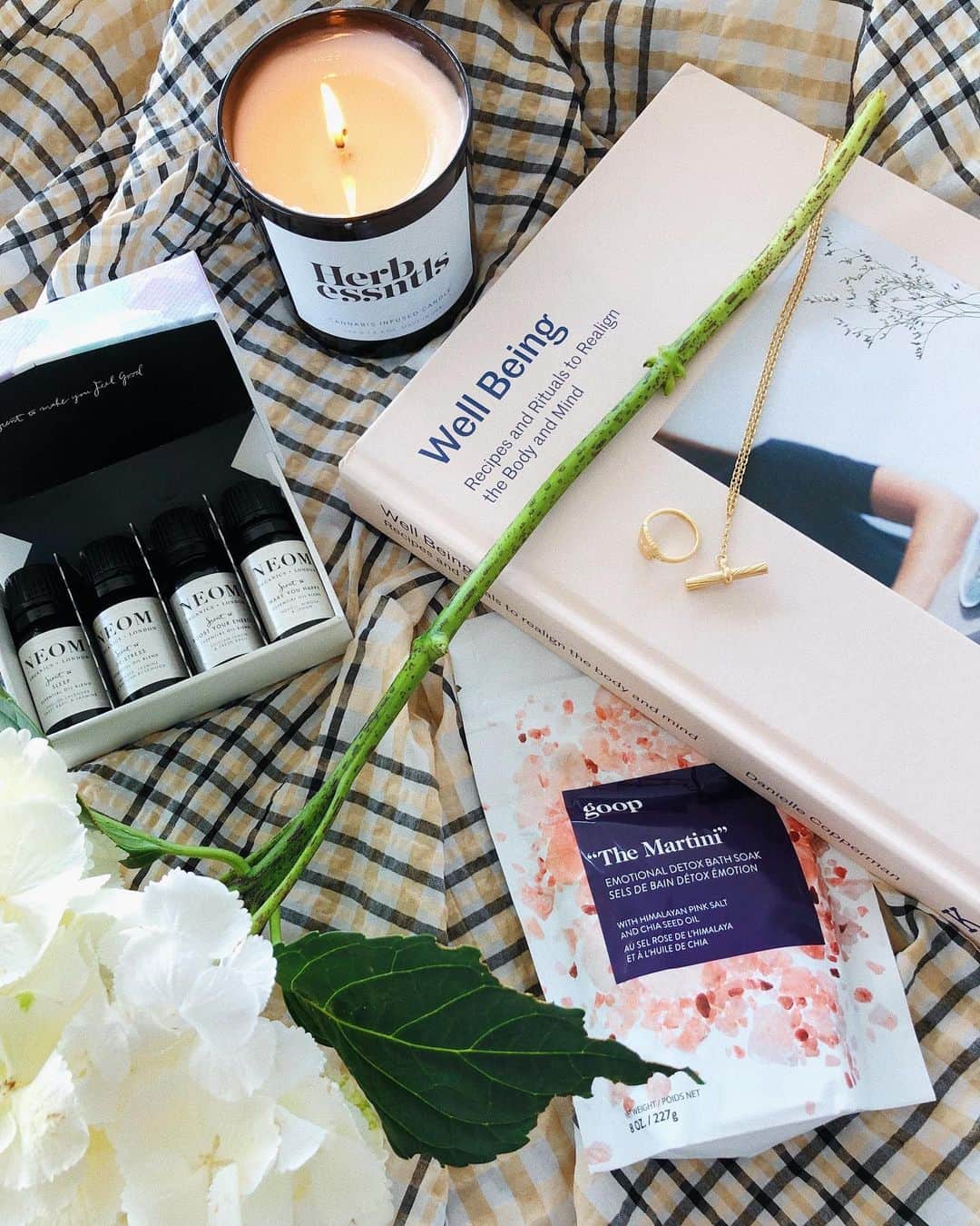 Estée Lalondeのインスタグラム：「Wellness for realists ✌️ My brand new video is full of some of my current “wellness favourites” including some of these 👆 Click the link in my bio, swipe up in my stories or just head over to my YouTube channel to watch! ✨ ——————————–––––––––––––––––––––– #ELwellness  YouTube.com/esteelalonde ——————————–––––––––––––––––––––– Jewellery @daisy_jewellery (ad/brand collab) #esteelalondeXdaisy  Candle @herbessntls (gifted @thechillery.co)  Bath @goop (gifted) Oils @neomorganics (gifted)」