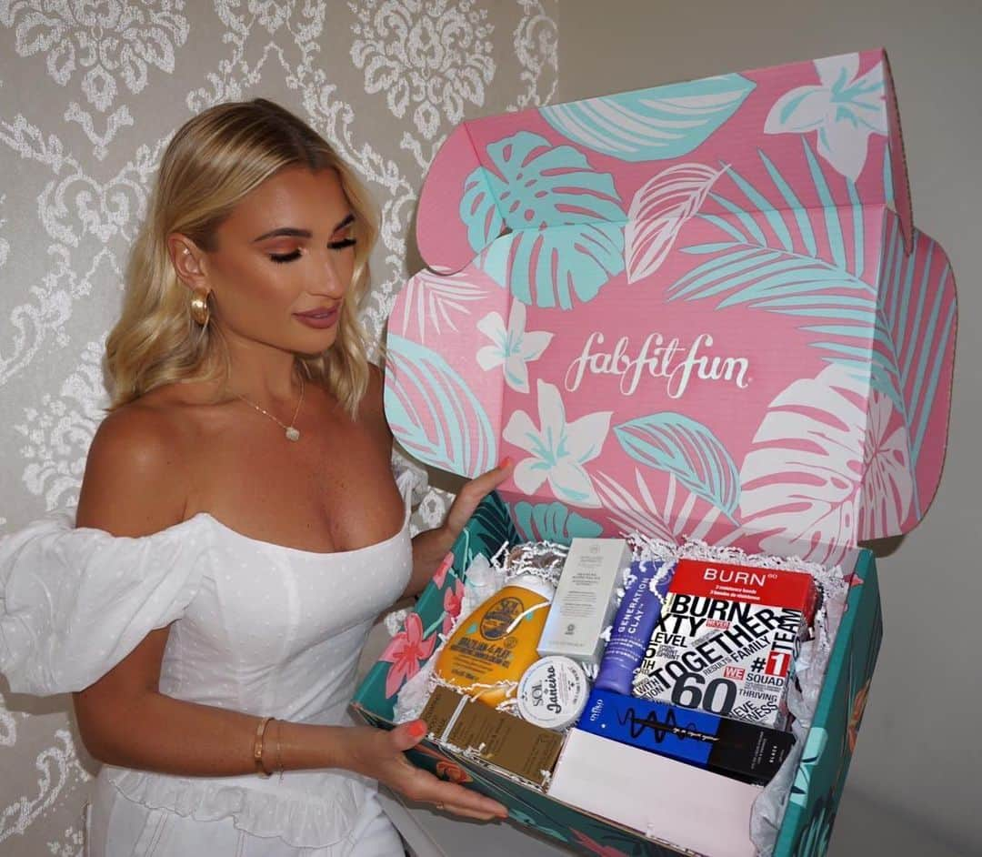 ビリー・フェアーズさんのインスタグラム写真 - (ビリー・フェアーズInstagram)「Finally got my hands on a @fabfitfun box for summer! 🙌🏼😏☀ so many amazing items in this season’s box. The #FabFitFun box is now available in the UK and is valued at over £150 but you can get it for under £50 excluding shipping... plus 20% off your first order with my code BILLIE at fabfitfun.com 😘 #ad  #fabfitfunpartner . . . *Prices will be charged in USD and are subject to foreign exchange rates and transaction fees applied by your payment provider.」7月25日 4時44分 - billieshepherdofficial