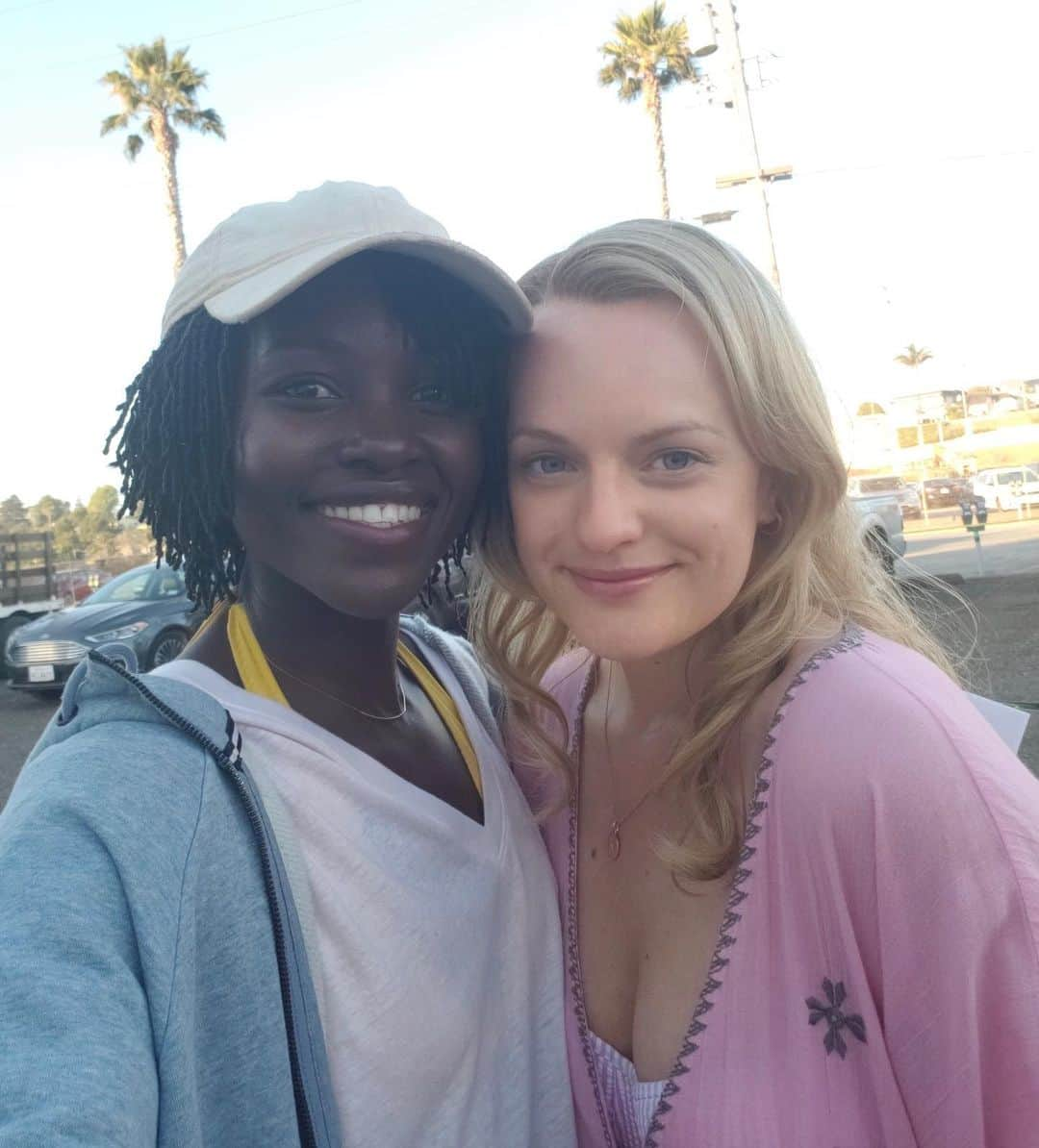 ルピタ・ニョンゴさんのインスタグラム写真 - (ルピタ・ニョンゴInstagram)「Happy birthday, @ElisabethMossOfficial! Sending you some Good Vibrations ✂️ #UsMovie #BTS」7月25日 4時44分 - lupitanyongo