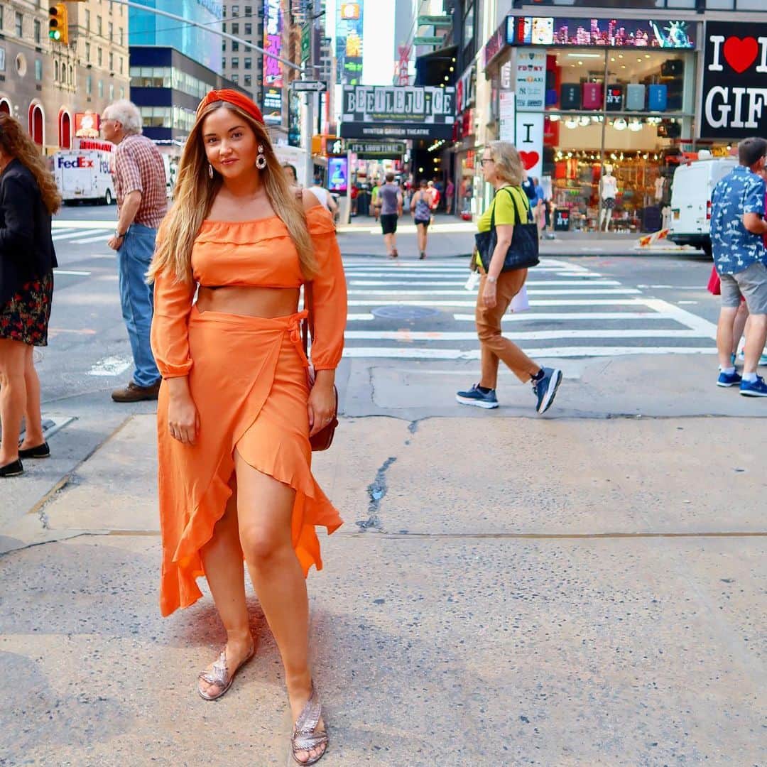 ジャクリーン・ジョッサさんのインスタグラム写真 - (ジャクリーン・ジョッサInstagram)「Feeling sassy in NYC!! Falling for this place all over again. It’s different in summer. 🍏  Outfit from @inthestyle giving me Beyoncé vibes on Broadway.  #ad」7月25日 4時54分 - jacjossa