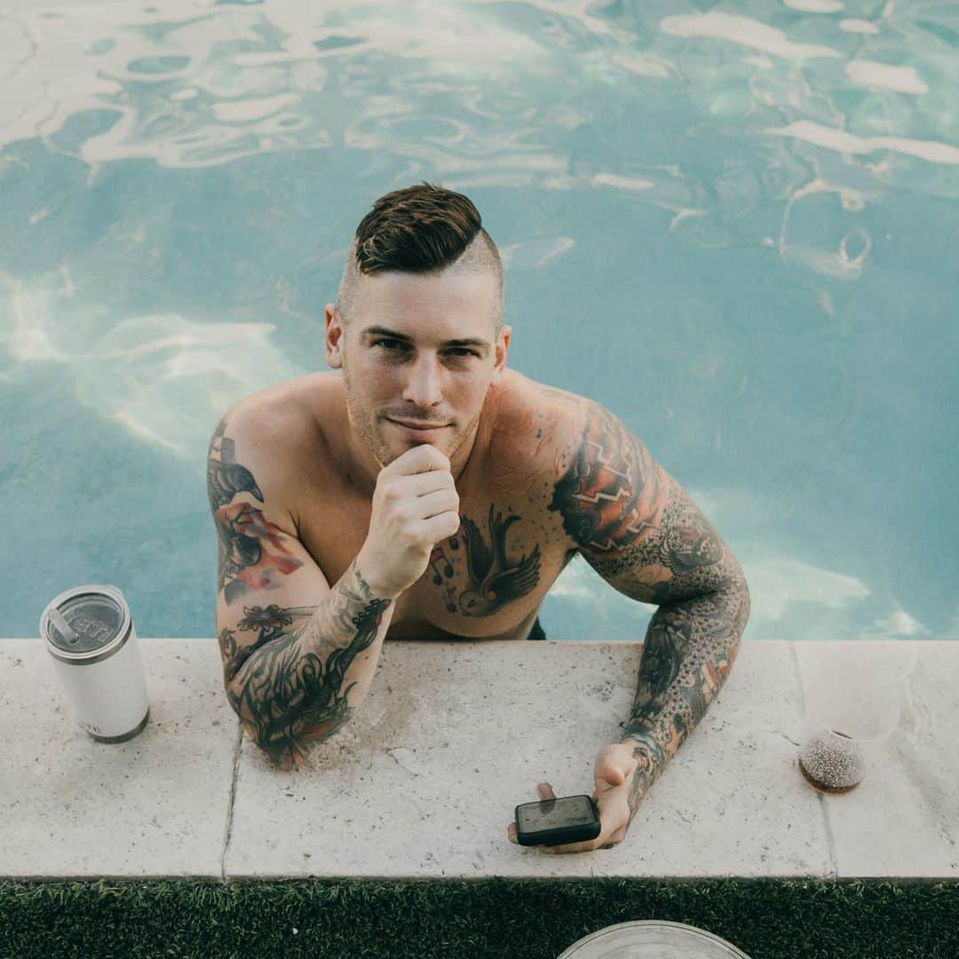 ザッキー・ヴェンジェンスのインスタグラム：「My thinking about eating everything on site face 🍟🍕🍖🍗🌯🍳🥚🥯🍞🥕🥦🥯🥑🥫🍣🍜🍤 #hangry #poolboy #tattoos #fitness #noshirt #poolside #cheatday #noshoes #crossfit #oahu #kailua #sprint」