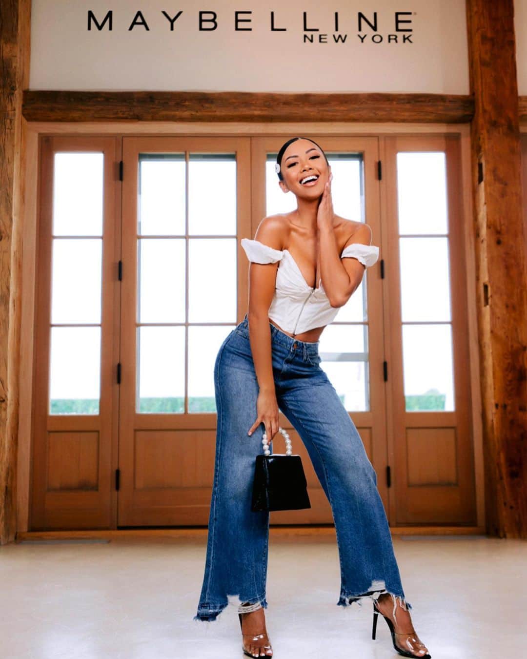 リアン Vのインスタグラム：「Maybe it’s @maybelline ❤️ Wearing their new Dream Cover Foundation ✨ 📸: @walvero  #MNYDreamHouse #MaybellinePartner」