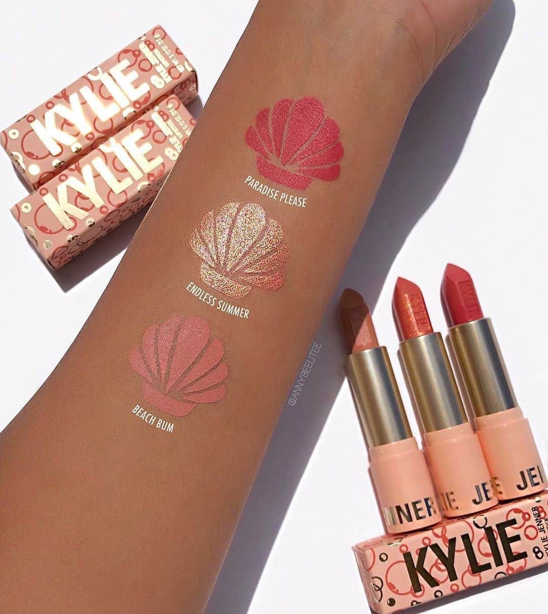 Kylie Cosmeticsさんのインスタグラム写真 - (Kylie CosmeticsInstagram)「Under The Sea summer collection lipstick swatches 🏖☀️ pic by @annybeeutee」7月25日 4時48分 - kyliecosmetics