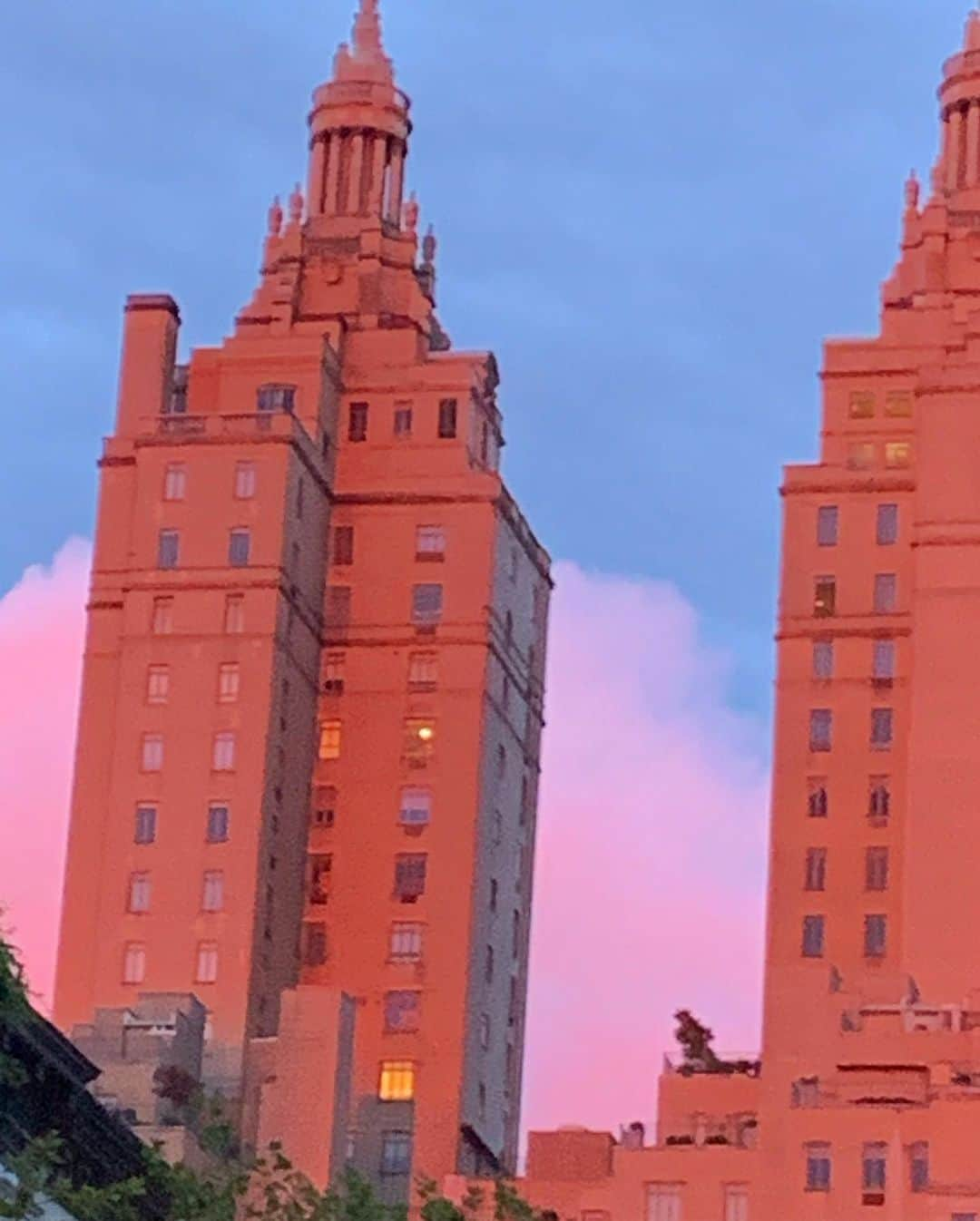 エミリー・スワローさんのインスタグラム写真 - (エミリー・スワローInstagram)「New York sure knows how to show off when it wants to, and it loves to catch a person off-guard.  Last night’s post-rain sunset was all pink clouds and light catching only the buildings it cared to favor.  I’m headed west for work again and the corner of my mind that is delusionally self-obsessed decided it was flirting with me...but I know better than to believe this show was for me.  Part of its allure is that Manhattan can take me or leave me.  #hardtoget  #violethour #manhattan #sunset #rosecoloredglasses #blush #aftertherain」7月25日 4時50分 - bigeswallz