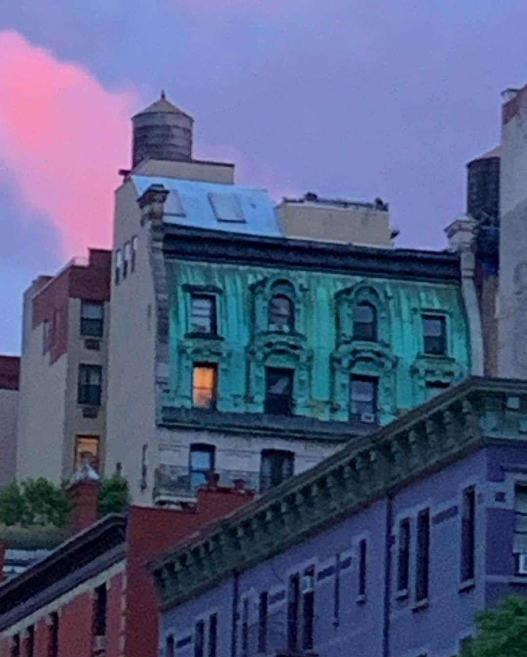 エミリー・スワローさんのインスタグラム写真 - (エミリー・スワローInstagram)「New York sure knows how to show off when it wants to, and it loves to catch a person off-guard.  Last night’s post-rain sunset was all pink clouds and light catching only the buildings it cared to favor.  I’m headed west for work again and the corner of my mind that is delusionally self-obsessed decided it was flirting with me...but I know better than to believe this show was for me.  Part of its allure is that Manhattan can take me or leave me.  #hardtoget  #violethour #manhattan #sunset #rosecoloredglasses #blush #aftertherain」7月25日 4時50分 - bigeswallz