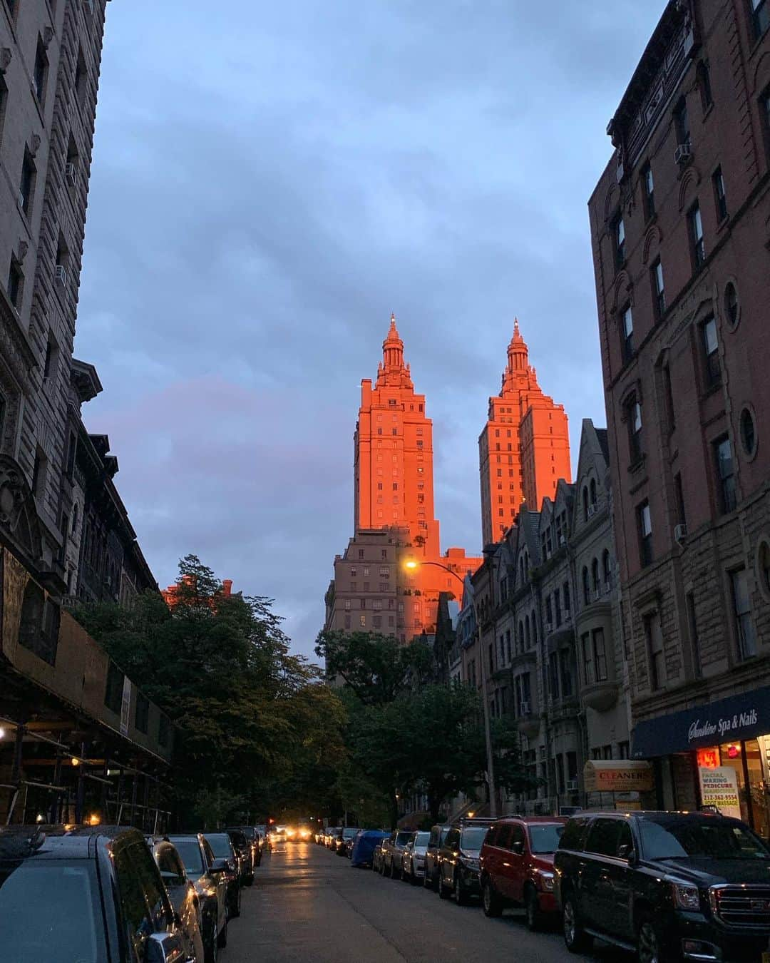 エミリー・スワローさんのインスタグラム写真 - (エミリー・スワローInstagram)「New York sure knows how to show off when it wants to, and it loves to catch a person off-guard.  Last night’s post-rain sunset was all pink clouds and light catching only the buildings it cared to favor.  I’m headed west for work again and the corner of my mind that is delusionally self-obsessed decided it was flirting with me...but I know better than to believe this show was for me.  Part of its allure is that Manhattan can take me or leave me.  #hardtoget  #violethour #manhattan #sunset #rosecoloredglasses #blush #aftertherain」7月25日 4時50分 - bigeswallz