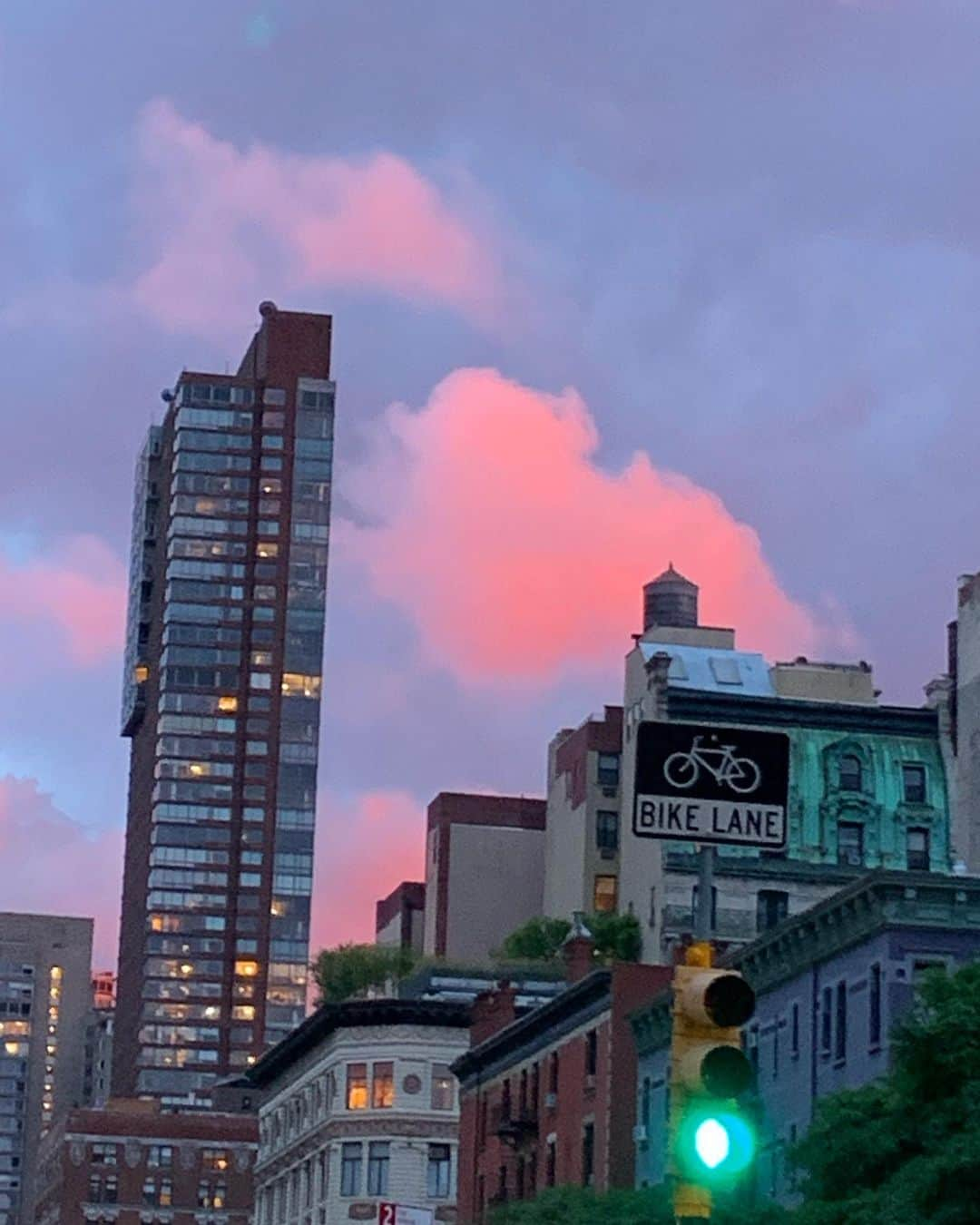 エミリー・スワローさんのインスタグラム写真 - (エミリー・スワローInstagram)「New York sure knows how to show off when it wants to, and it loves to catch a person off-guard.  Last night’s post-rain sunset was all pink clouds and light catching only the buildings it cared to favor.  I’m headed west for work again and the corner of my mind that is delusionally self-obsessed decided it was flirting with me...but I know better than to believe this show was for me.  Part of its allure is that Manhattan can take me or leave me.  #hardtoget  #violethour #manhattan #sunset #rosecoloredglasses #blush #aftertherain」7月25日 4時50分 - bigeswallz