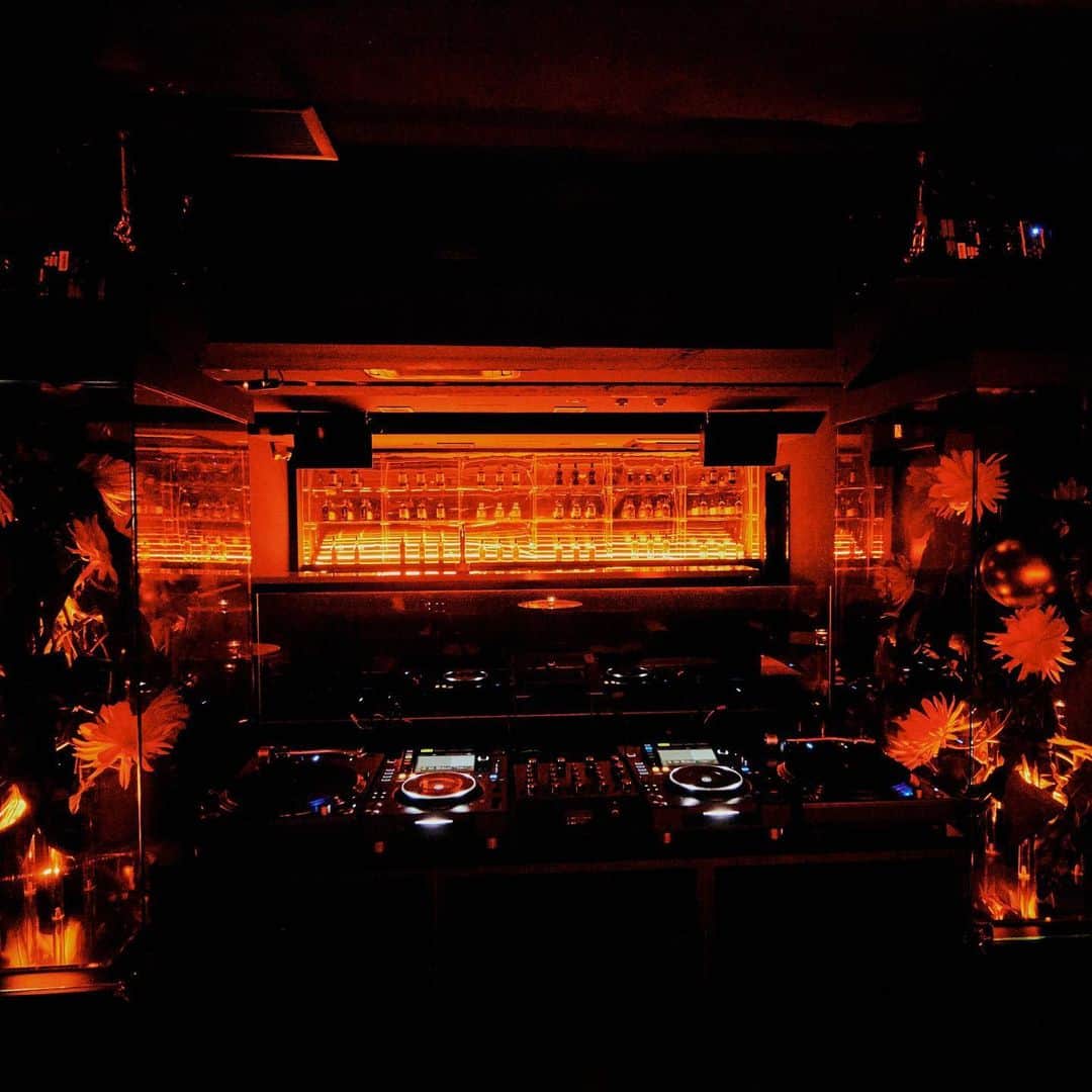 YOSHIROTTENのインスタグラム：「mitsukiオープンしました オープ二ングパーティーから 大好きなdjの方々にプレイしていただき 皆さんmitsukiを本当に楽しんでくれました  人生の半分くらいをずっとクラブの世界で遊ばしてもらい学ばしてもらい出会わせてもらい 過ごしてきた自分にとってはクラブのデザインは特別なものでした クラブは音と人が第一なので デザインだけじゃなく ブッキングも関わらしてもらってます きっといい感じなので、東京の楽しい夜のかけらにmitsukiをどうぞよろしくお願いします。  今夜はtakakahn,yamarchy 今週末はgonnoさん からはじまりCYKですよー！ 毎日いい音 いい酒 用意してますよっ  @mitsuki_tokyo」