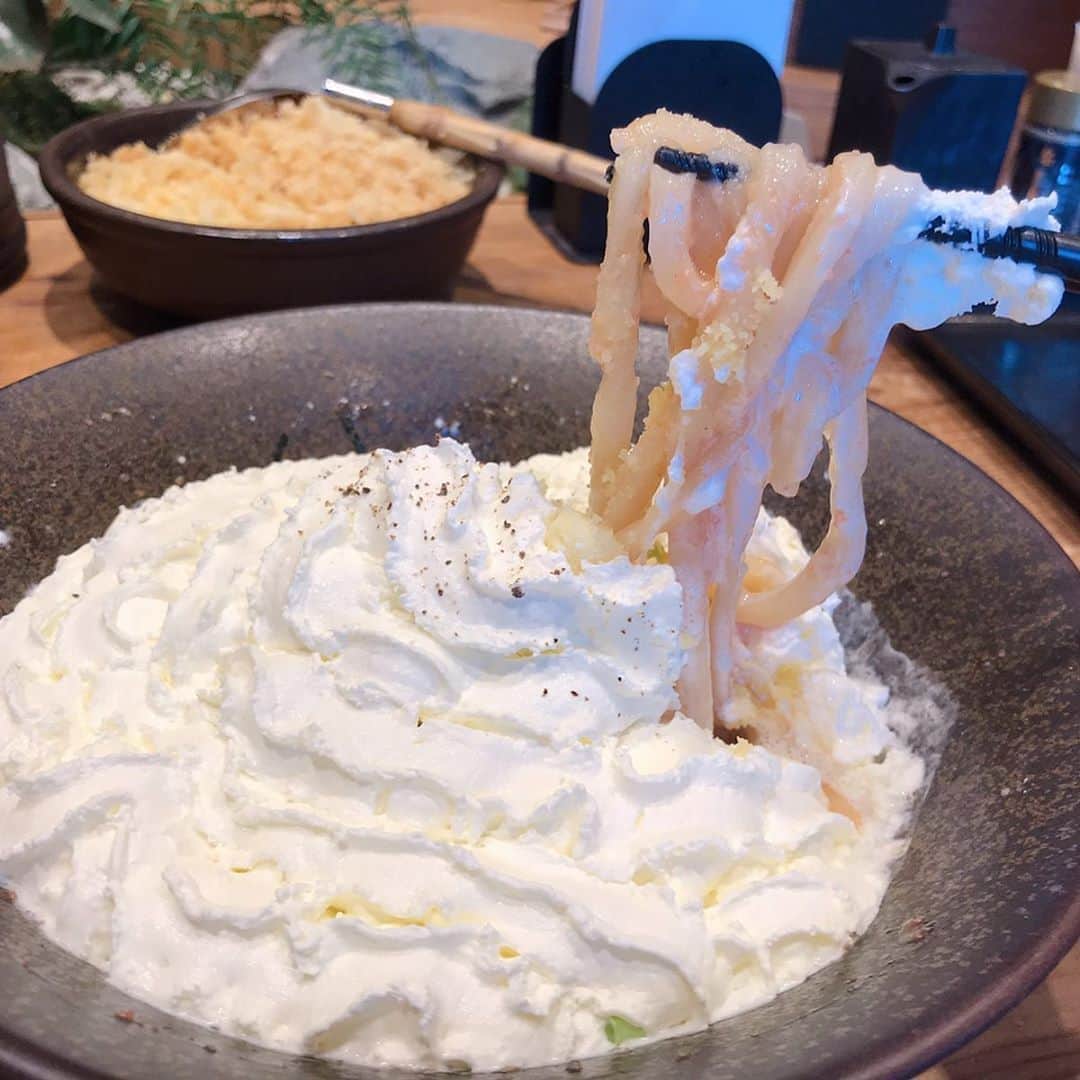 りょうくんグルメさんのインスタグラム写真 - (りょうくんグルメInstagram)「【渋谷 山下本気うどん】 贅沢な明太チーズクリームうどん🤤 ⠀ 🏠#渋谷 #山下本気うどん 🚶‍♂️新南口徒歩4分 📖白い明太チーズクリームうどん (¥1100) ⠀ 真っ白な明太チーズクリームうどんがめちゃくちゃ映えてる。 ⠀ ふわっとしたチーズのホイップに 中にはパルメザンが入ってる。 チーズが安っぽくなくかなり上品な味  のりがかなりきいてる。 パルメザンの舌触りも良き。  途中からダシをいれる。このだしが神うまい。  テーブルにおいてある天かすをいれてさらに美味さUP ⠀ 店内席数多い。 落ち着いた雰囲気。お店のスタッフもきゃぴきゃぴしてる感じじゃなく入りやすい。 お一人様しやすい。 ⠀ 静かで涼しく過ごしやすい。 ⠀ 釜明太醤油ばたーうどんもおいしそー ちなみに基本大盛り無料だけど、明太チーズクリームは大盛り不可だよー。 ⠀ 何味のうどんが好き？」7月24日 19時54分 - uryo1113
