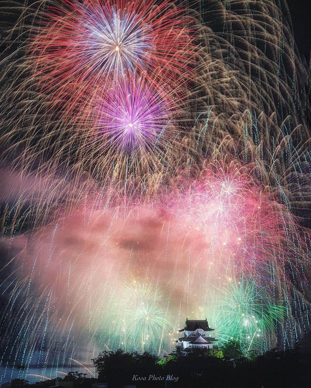 のインスタグラム：「🎆フィナーレ🎆 実はこれがフィナーレとは知らずに、しばらく待ち構えてた🤣 . Location:三重県 Mie / Japan Data:2019.7/21 . #apj_僕らの夏休み2019 #fireworks_jpn #longexposure_japan #japan_night_view_member #TandDフォトコンテスト2019 #discover #jgrv_member #colore_de_saison #japan_of_insta #LBJ_VIP#art_of_japan_ #tokyocameraclub #dpj_member #team_jp_ #IG_PHOS #photo_jpn #ptk_japan #pt_life_ #bestjapanpics #Lovers_Nippon #sorakataphoto  #light_nikon #nipponpic_member #広がり同盟メンバー #bestphoto_japan #japan_bestpic_ #Rox_Captures #kf_gallery_vip #ADDICTED_TO_NIGHTS #raw_japan」