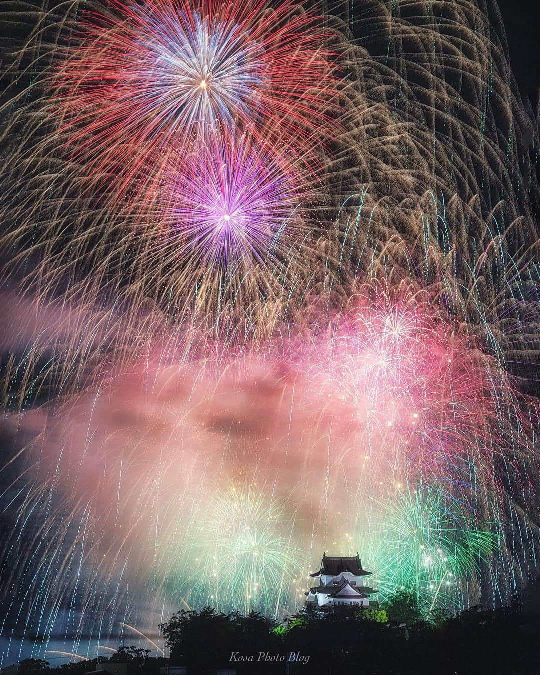 コサさんのインスタグラム写真 - (コサInstagram)「🎆フィナーレ🎆 実はこれがフィナーレとは知らずに、しばらく待ち構えてた🤣 . Location:三重県 Mie / Japan Data:2019.7/21 . #apj_僕らの夏休み2019 #fireworks_jpn #longexposure_japan #japan_night_view_member #TandDフォトコンテスト2019 #discover #jgrv_member #colore_de_saison #japan_of_insta #LBJ_VIP#art_of_japan_ #tokyocameraclub #dpj_member #team_jp_ #IG_PHOS #photo_jpn #ptk_japan #pt_life_ #bestjapanpics #Lovers_Nippon #sorakataphoto  #light_nikon #nipponpic_member #広がり同盟メンバー #bestphoto_japan #japan_bestpic_ #Rox_Captures #kf_gallery_vip #ADDICTED_TO_NIGHTS #raw_japan」7月24日 20時02分 - kosa_photo