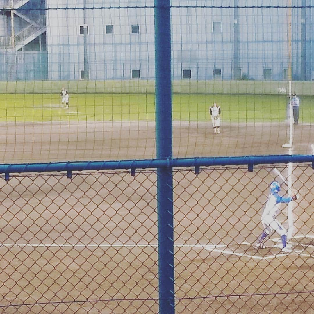 桑原麻美さんのインスタグラム写真 - (桑原麻美Instagram)「「実は私、アレが出来ます」  ゆうべは娘たちと 女子プロ野球の 観戦に行ってきました！  応援しているチームは 残念ながら負けてしまいましたが、 テンポの早い試合で、 さすがプロ、というプレーが見られ、 楽しい思い出となりました^ ^  野球つながりで、 先日、知人に話したら 驚かれたこと。 「私、野球のスコアがつけられます」  局アナの頃にスポーツ番組を 担当していたので、 自分では当たり前、というか そう大したことじゃない、 と思っていたのですが、 意外だったみたいです。  こういうのが、自分の強みに 繋がるのかも。 ・・・・・・・・ アナウンサーが教える 声と話し方のメルマガ  ご登録はプロフィール欄から♡ @asami_kuwabara  #アナウンサー#フリーアナウンサー#司会者#話し方講師#話し方レッスン#女子プロ野球#愛知ディオーネ」7月24日 19時59分 - asami_kuwabara