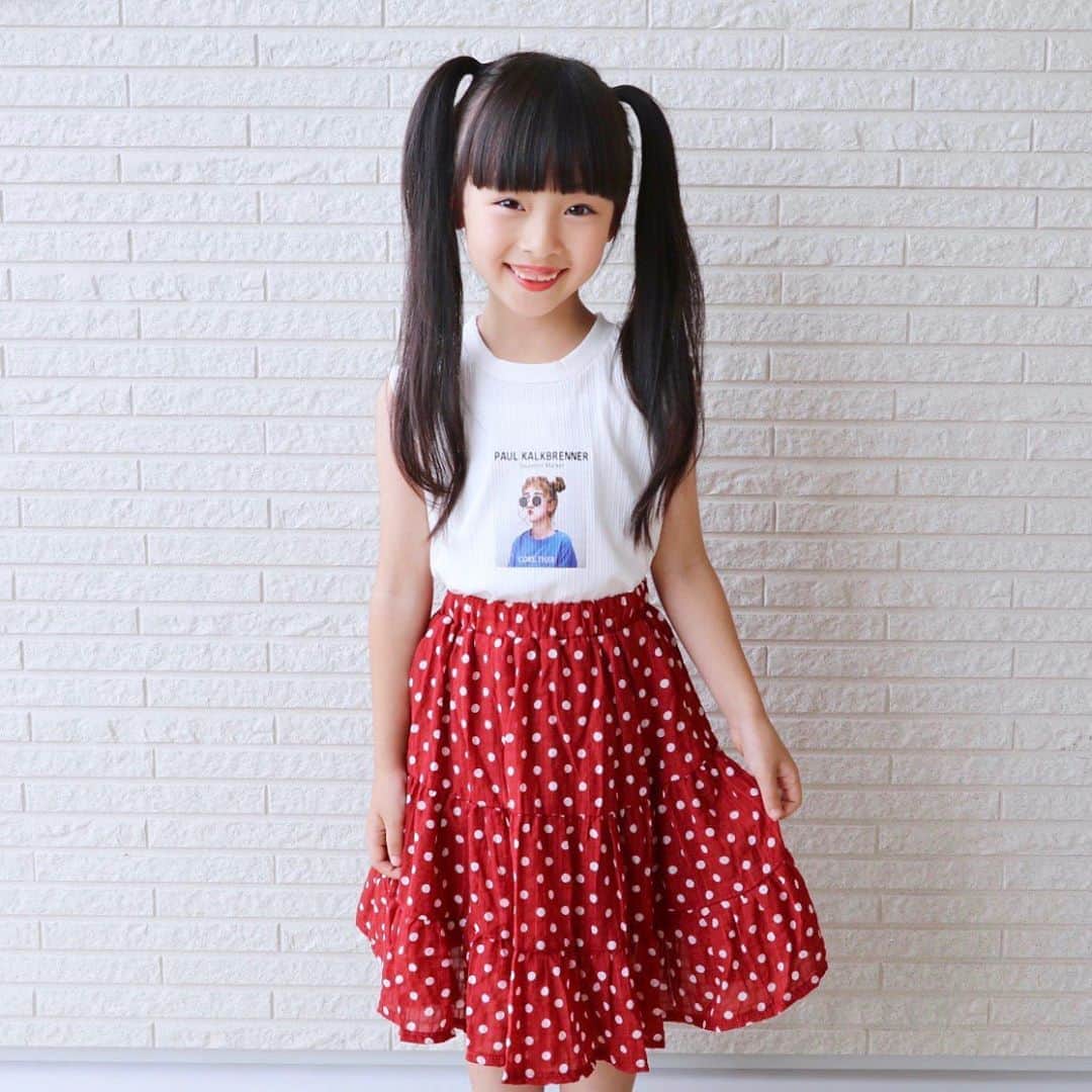 Akiのインスタグラム：「7/24 ・ 皆様 夏休みいかがお過ごしでしょうか？ ・ 私は毎日のお昼ご飯に頭を抱え 早く夏休み終わっちまえと思っています☺️ ・ ・ みんな夏休みどう過ごしてるの？ 毎日お出掛け派？🚗 ・ 夏休みの過ごし方教えてください 真似するから😌🙏← ・ ・ 一方娘は 夏休みに好きな服たくさん着れて ご満悦のご様子👧🏻 ・  @urbancherry_ の 2点セットのお洋服がかわいすぎて 踊り狂っています☺️ ・ ・ このお洋服を撮るにあたり 振り向いてニコッ 的な写真が撮りたかったのに ・ ブワァッッッッ！！！ 的な躍動感溢れる写真しか撮れなかった😌 ・ #思ってたんと違う ・ ・ ・ ・」