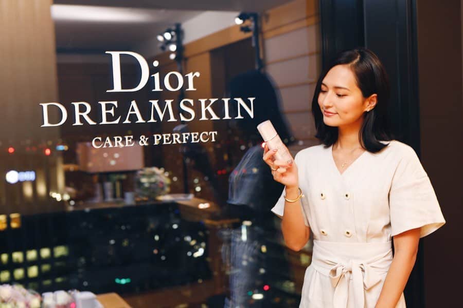 山賀琴子さんのインスタグラム写真 - (山賀琴子Instagram)「Diorの新製品のイベントにご招待していただきました☺️﻿ ﻿ お肌のトーンアップもしてくれて﻿ 毛穴やくすみを目立たなくしてくれて﻿ 素肌っぽいのに綺麗、という素敵なアイテムでした！﻿ ﻿ こちら、ファンデーションや下地というような﻿ 化粧とは異なりスキンケアアイテムなので﻿ 朝晩使えるし、もちろん付けたまま寝てもOK﻿ むしろお肌にいい…という、﻿ まさに夢のようなアイテム🥺✨﻿ ﻿ 化粧品となると少しだけ﻿ 手が出しにくいかもしれませんが﻿ スキンケアアイテムなので﻿ 女性だけでなく男性にも人気があるようです👏🏻﻿ ﻿ #dior#diormakeup#dreamskin﻿」7月24日 20時01分 - kotokoyamaga