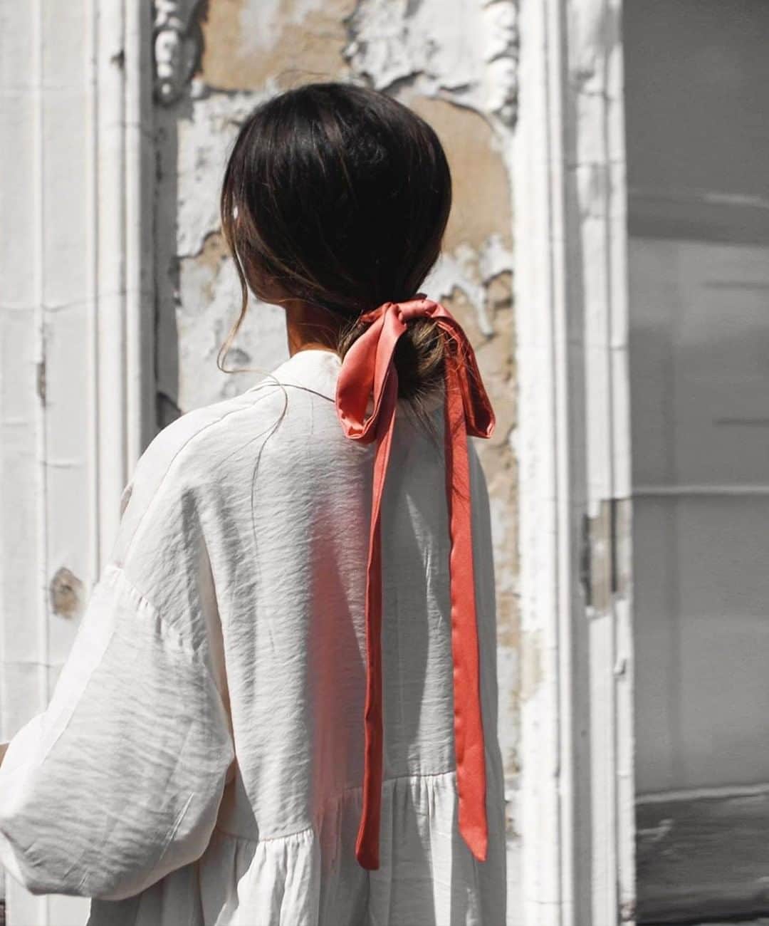 アクセサライズのインスタグラム：「Summer style inspo by way of #Accessorizer @y.a.t.r.i. Throw our long silk scarf around a low bun for ultimate summer hair.  Tap the link in the bio to shop now.  #Accessorize #Accessorizer」