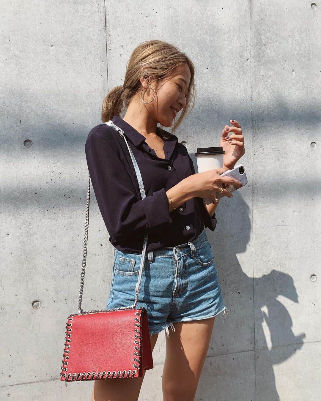 のインスタグラム：「#Outfit ❤️ 梅雨、あけた？🥺 ここ最近なるべく仕事以外の予定をいれないようにしていて、あんまり出かけていない、、夏のおでかけといえばなんでしょうね🤔 .」