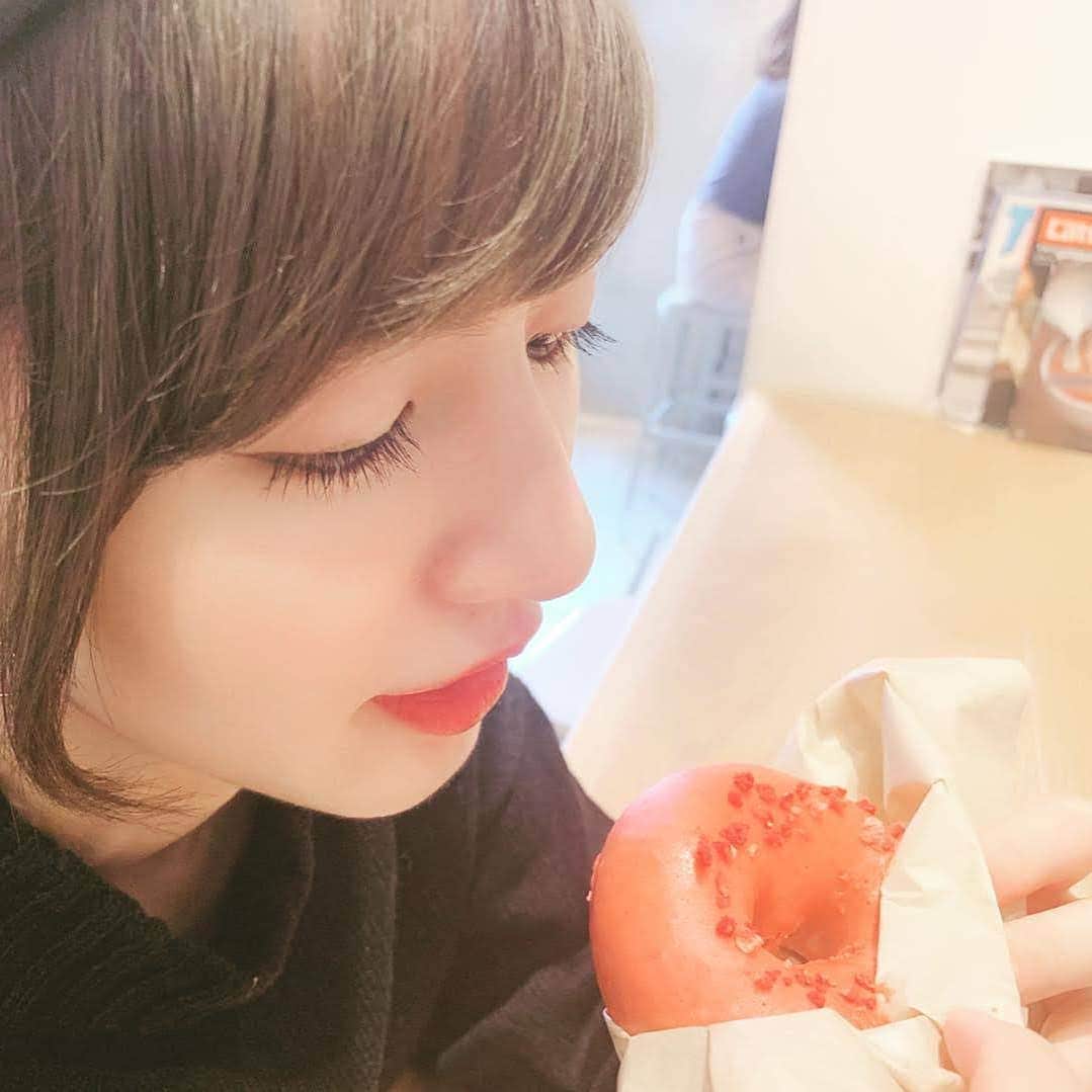 浜田真衣のインスタグラム：「美味しそー♡とか 素敵だー♡とか 見ただけで、触れただけで なんか分かっちゃいますよね✨  幸せは、あれこれ考えるものではなくて 瞬間的に感じるものなのかもしれない🤔  #幸せの瞬間 #すきこと #インスタ映えスイーツ #お菓子 #ドーナツ #可愛いもの #癒しのひと時 #れでぃーす #ootd #浜田真衣 #monaカフェ  ーーーーーーーーーーーーーー  宣伝🌸  Line@(ID):@bkj4113l  Twitterアカウント:@nna1317  SHOW ROOM:はまD部屋  MONA🌈:@mona_magazine  劇団MONA:@gekidan_mona  MONA映画: @jodame_movie」