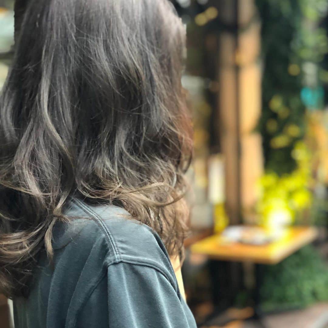 【北堀江・美容室 peaks hair】のインスタグラム：「イルミナカラー✨  今回はフォレストです！  少し緑がかったベージュです！  スタイリスト  堀口  #peakshair #ピークスヘアー#堀江#北堀江#美容室##Instahair#hairstyle#Instafashion#イルミナカラー#小顔#美意識#おしゃれな人と繋がりたい#おしゃれ#お洒落#ヘアアレンジ」