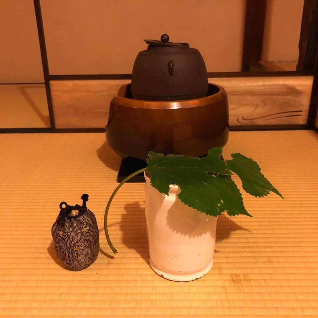 中川政七商店さんのインスタグラム写真 - (中川政七商店Instagram)「「夏の、茶の湯の話。」﻿ ﻿ 中川政七商店では、毎月茶道のお稽古が開かれています。﻿ 知識、点前の習得のみならず、お茶に向き合いながら心を静め、季節を感じることのできる、大切な時間です。﻿ ﻿ 昨日のお稽古でとても面白い茶道具を見つけました。﻿ タイの水掛けまつり「ソンクラーン」で使われる銀製の鉢を、茶道で使う建水（けんすい）に見立てる、というもの。﻿ タイへ行く茶人は、こぞって買い求めるほど人気なのだそうです。﻿ ﻿ 水掛けまつりに使われるからか清涼感があり、そして神聖な気持ちにもなります。﻿ 異国のものからも何かに見立て、自国の文化に取り入れる。茶の湯のあくなきエンターテインメント性と柔軟な感覚に、いつも驚きと愉しさを感じています。﻿ ﻿ #中川政七商店 ﻿#奈良 #茶の湯 #茶道教室」7月24日 20時05分 - nakagawamasa7