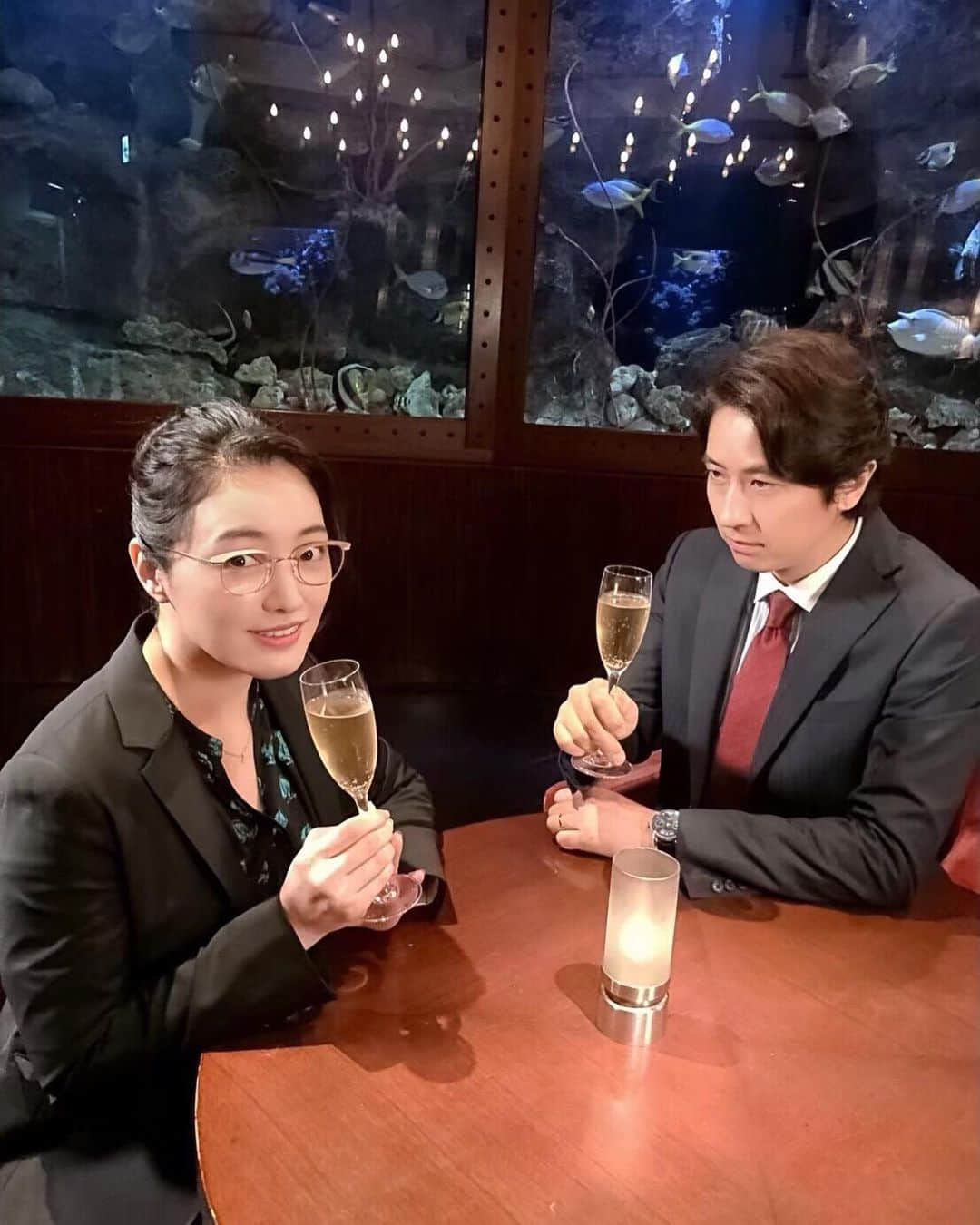 日本テレビ「偽装不倫」さんのインスタグラム写真 - (日本テレビ「偽装不倫」Instagram)「‪💍今夜放送‼️第3話💍‬﻿ ‪結婚記念日ディナーシーンのオフショット✨‬﻿ ‪笑顔で乾杯する🥂葉子こと #仲間由紀恵 さんと、賢治こと #谷原章介 さん。‬﻿ ﻿ ‪そして2枚目の写真は…‬﻿ ‪谷原さんの目線と表情にご注目👀‬‼️﻿ 劇中ではまだ妻を信じるステキな旦那様の賢治が、オフショットでは疑惑感満載な眼差しを(笑)💦‬﻿ ﻿ #偽装不倫 #第3話 #今夜10時﻿ #日テレ #水ドラ﻿ #YLAB #LINEマンガ #文藝春秋﻿ #東村アキコ﻿ ﻿ 【第3話PR&あらすじ】﻿ https://www.ntv.co.jp/gisouhurin/story/﻿ ﻿ 【第2話ダイジェスト】﻿ https://m.youtube.com/watch?v=CalvTqHtAPk」7月24日 20時05分 - gisou_ntv