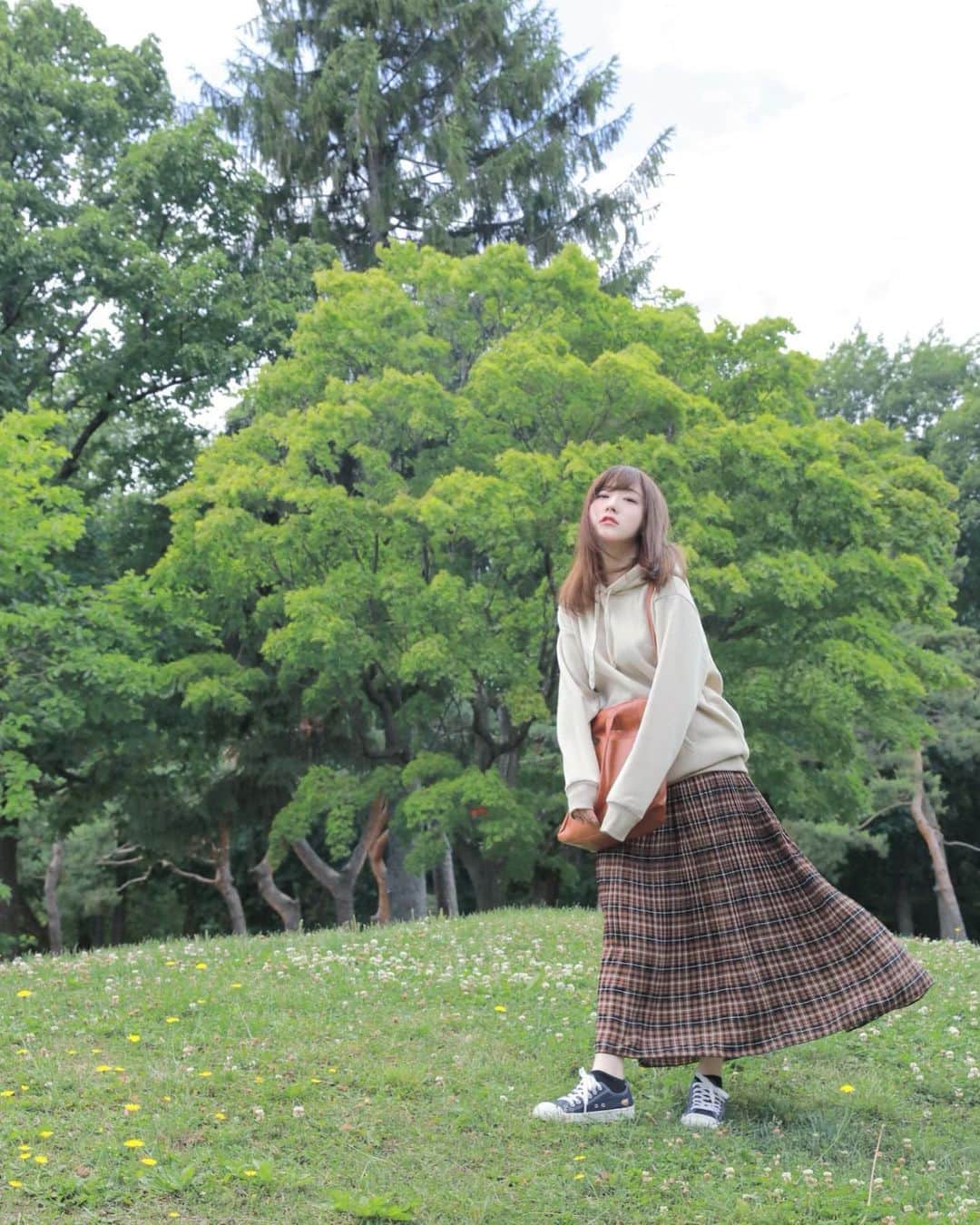 おもてちゃんさんのインスタグラム写真 - (おもてちゃんInstagram)「. ◎裏起毛ベージュパーカー ◎チェックプリーツロングスカート ◎ポーチ付き2wayバッグ . バッグはライトブラウンとダークブラウンの2色〜👶🏽 #m_mignon」7月24日 20時09分 - omotemaru